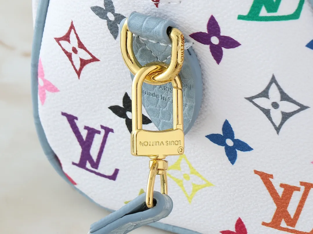 💰280💰Upgraded original crocodile pattern M58953 M46234 M46222 Speedy Bandoulière 20 handbag is made of soft coated canvas, and the full-length Monogram pattern is traced in colorful rainbow tones, highlighting the smart style of the Louis Vuitton x Murakami reissue series. The Toron handle and detachable shoulder strap are constructed of cow leather, the metal corners recall classic luggage elements, and the bow-shaped key bag and padlock add brand touches. Dimensions: 20.5 x 13.5 x 12.0 cm (length x height x width)