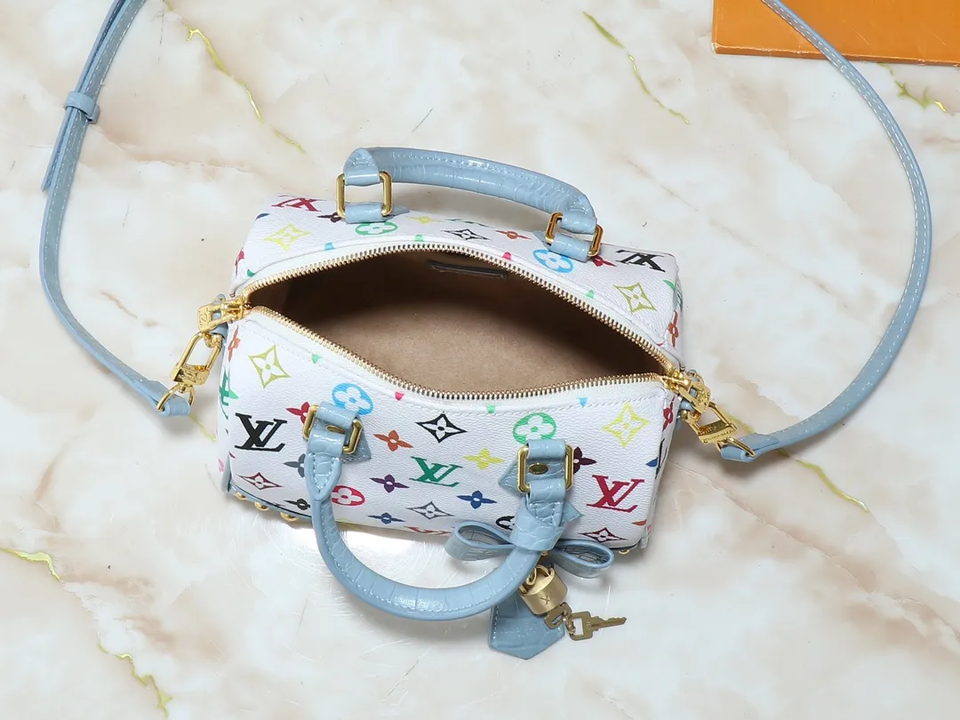💰280💰Upgraded original crocodile pattern M58953 M46234 M46222 Speedy Bandoulière 20 handbag is made of soft coated canvas, and the full-length Monogram pattern is traced in colorful rainbow tones, highlighting the smart style of the Louis Vuitton x Murakami reissue series. The Toron handle and detachable shoulder strap are constructed of cow leather, the metal corners recall classic luggage elements, and the bow-shaped key bag and padlock add brand touches. Dimensions: 20.5 x 13.5 x 12.0 cm (length x height x width)