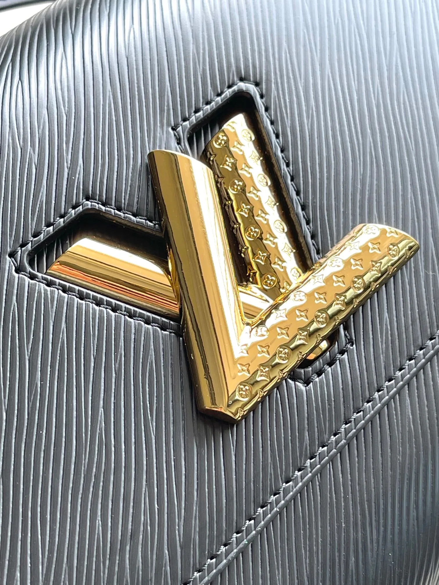 💰1160 (top layer leather) top original order M25360 black This medium-sized Twist handbag has unique embossing of Epi leather, and the shoulder strap and LVTwist twist lock are embellished with Monogram patterns. The elegant Monogram flower hook connects the bag body and shoulder strap, and the latter is decorated with a removable Monogram-engraved mirror. Dimensions: 23 × 17 × 9.5 cm