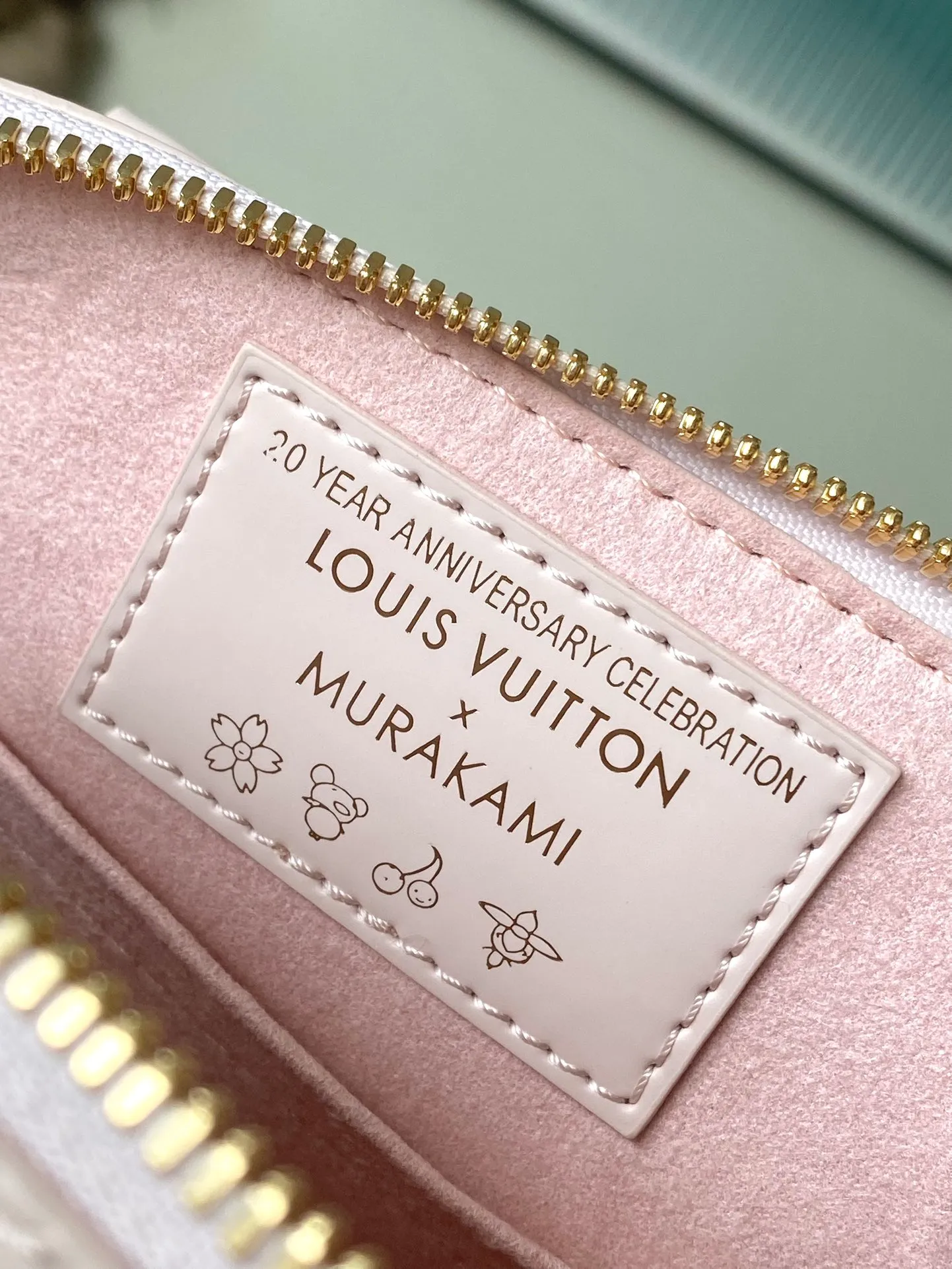 💰1400 Top original order M13104 (M40302 Sakura) Maison’s iconic Alma BB bag is now modified into a playful cherry blossom pattern, which is the creation of artist Takashi Murakami, symbolizing innovation. The design is sewn from Epi leather, veined in an elegant pink color, combined with shiny yellow metallic details. There is room inside to enlarge daily necessities such as mobile phones. Toron handles and an easily removable leather strap complete the overall luxury feel.  23.5 x 17.5 x 11.5 cm (LxHxW)