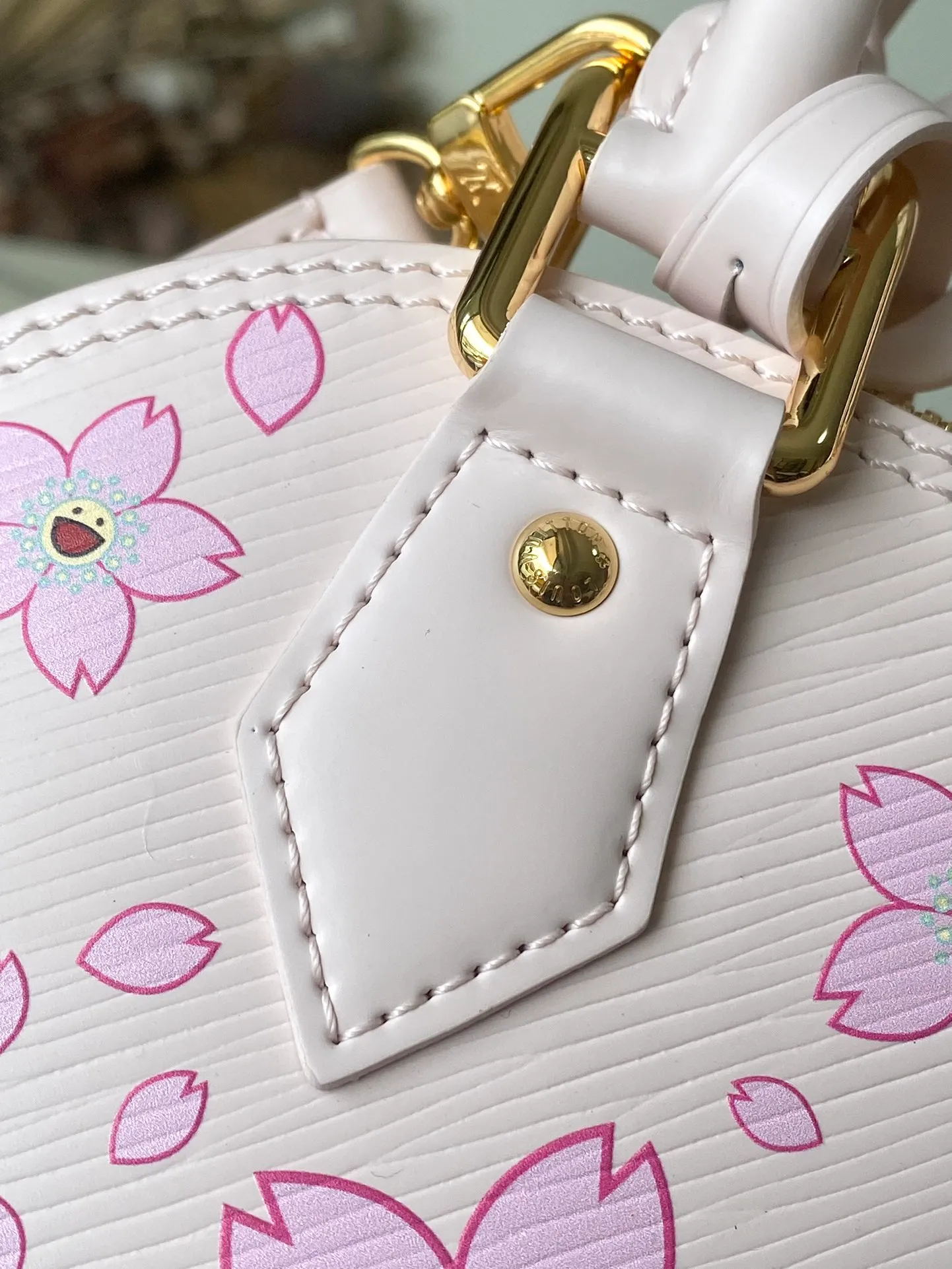 💰1400 Top original order M13104 (M40302 Sakura) Maison’s iconic Alma BB bag is now modified into a playful cherry blossom pattern, which is the creation of artist Takashi Murakami, symbolizing innovation. The design is sewn from Epi leather, veined in an elegant pink color, combined with shiny yellow metallic details. There is room inside to enlarge daily necessities such as mobile phones. Toron handles and an easily removable leather strap complete the overall luxury feel.  23.5 x 17.5 x 11.5 cm (LxHxW)