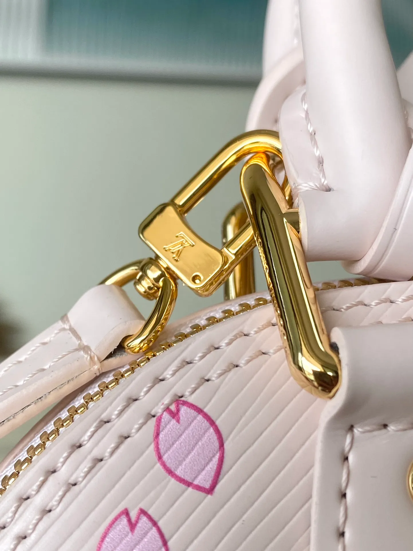 💰1400 Top original order M13104 (M40302 Sakura) Maison’s iconic Alma BB bag is now modified into a playful cherry blossom pattern, which is the creation of artist Takashi Murakami, symbolizing innovation. The design is sewn from Epi leather, veined in an elegant pink color, combined with shiny yellow metallic details. There is room inside to enlarge daily necessities such as mobile phones. Toron handles and an easily removable leather strap complete the overall luxury feel.  23.5 x 17.5 x 11.5 cm (LxHxW)