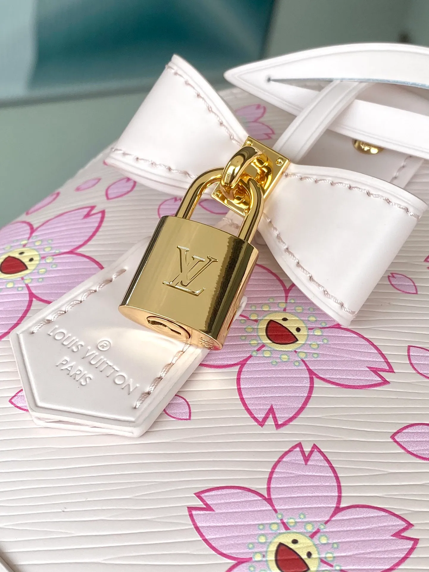 💰1400 Top original order M13104 (M40302 Sakura) Maison’s iconic Alma BB bag is now modified into a playful cherry blossom pattern, which is the creation of artist Takashi Murakami, symbolizing innovation. The design is sewn from Epi leather, veined in an elegant pink color, combined with shiny yellow metallic details. There is room inside to enlarge daily necessities such as mobile phones. Toron handles and an easily removable leather strap complete the overall luxury feel.  23.5 x 17.5 x 11.5 cm (LxHxW)