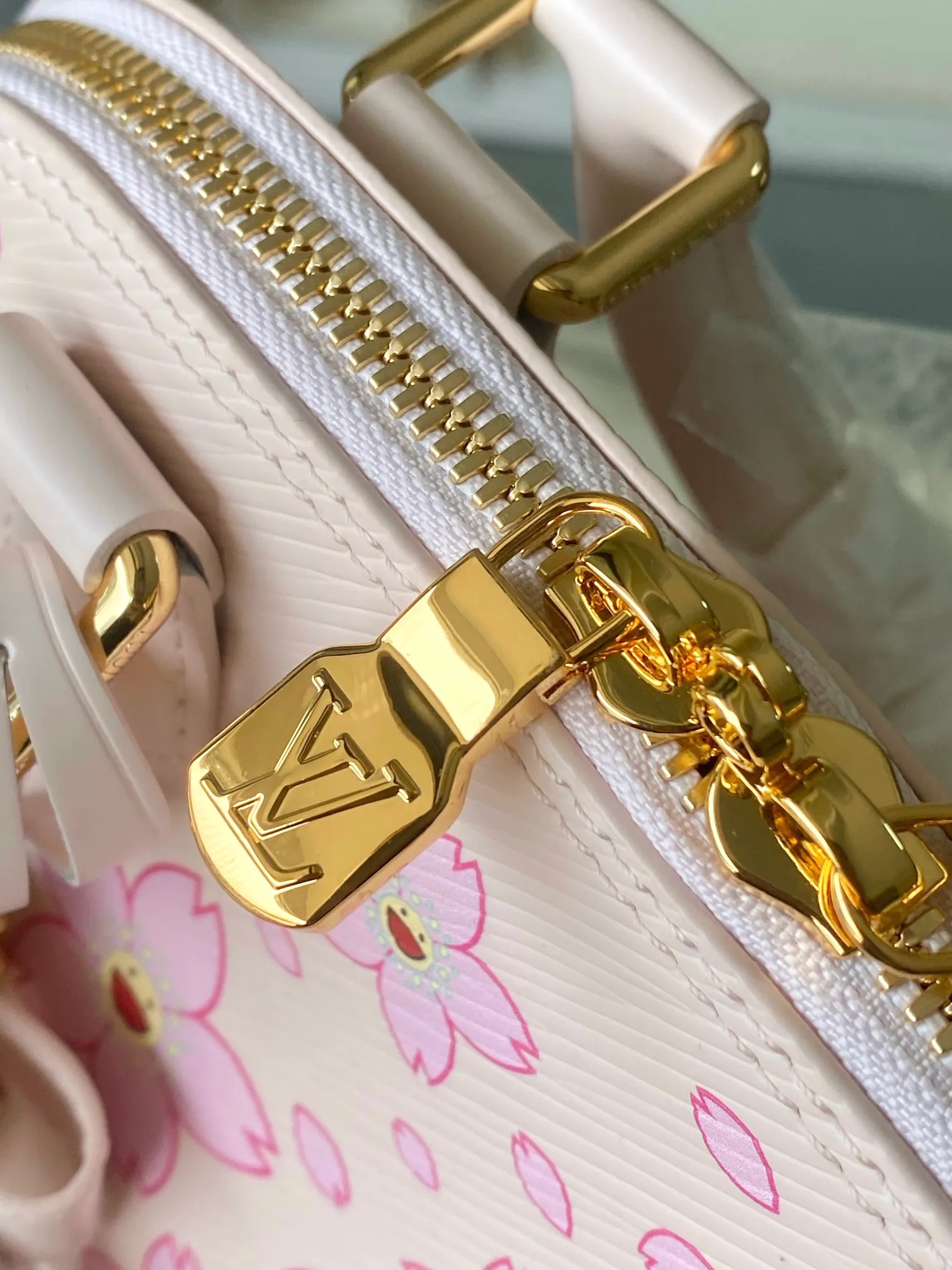 💰1400 Top original order M13104 (M40302 Sakura) Maison’s iconic Alma BB bag is now modified into a playful cherry blossom pattern, which is the creation of artist Takashi Murakami, symbolizing innovation. The design is sewn from Epi leather, veined in an elegant pink color, combined with shiny yellow metallic details. There is room inside to enlarge daily necessities such as mobile phones. Toron handles and an easily removable leather strap complete the overall luxury feel.  23.5 x 17.5 x 11.5 cm (LxHxW)