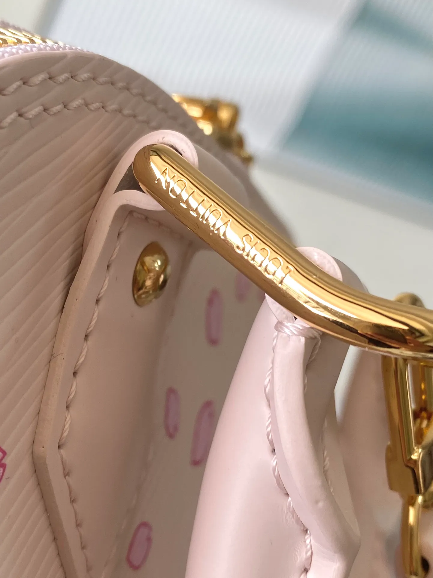 💰1400 Top original order M13104 (M40302 Sakura) Maison’s iconic Alma BB bag is now modified into a playful cherry blossom pattern, which is the creation of artist Takashi Murakami, symbolizing innovation. The design is sewn from Epi leather, veined in an elegant pink color, combined with shiny yellow metallic details. There is room inside to enlarge daily necessities such as mobile phones. Toron handles and an easily removable leather strap complete the overall luxury feel.  23.5 x 17.5 x 11.5 cm (LxHxW)