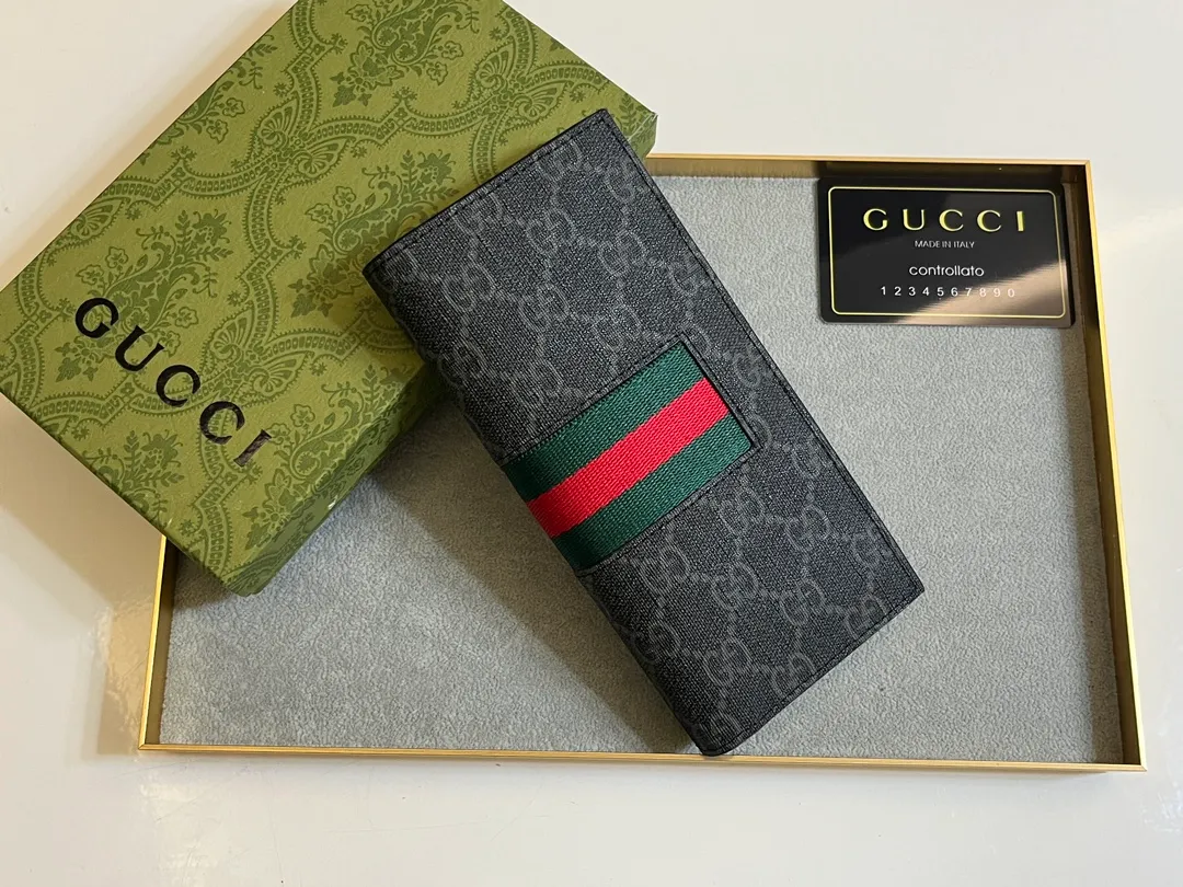 💰130 . 💎Upgraded original version 🇮🇹 This suit wallet is made of GG PVC leather with cowhide Supreme high-end artificial canvas, with brand red and blue webbing stripes. Size: 19x10 Model: 408836