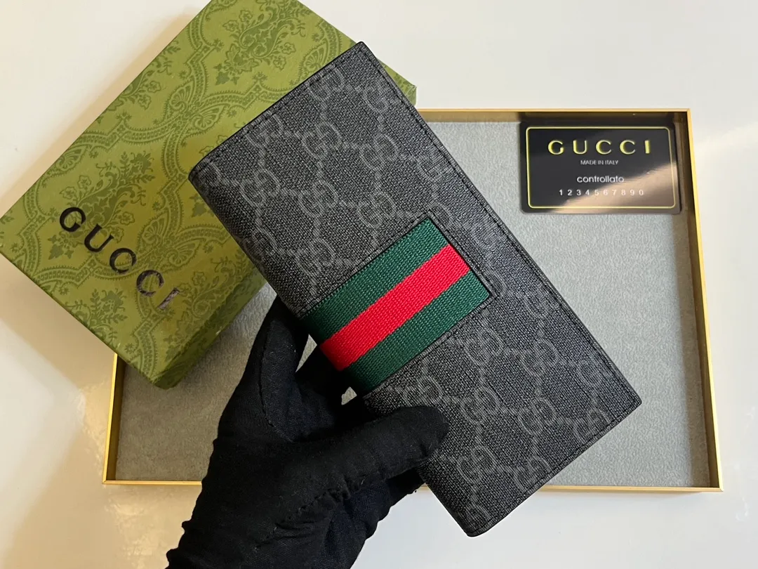 💰130 . 💎Upgraded original version 🇮🇹 This suit wallet is made of GG PVC leather with cowhide Supreme high-end artificial canvas, with brand red and blue webbing stripes. Size: 19x10 Model: 408836