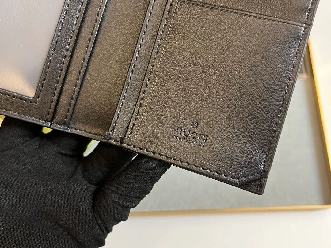 💰130 . 💎Upgraded original version 🇮🇹 This suit wallet is made of GG PVC leather with cowhide Supreme high-end artificial canvas, with brand red and blue webbing stripes. Size: 19x10 Model: 408836