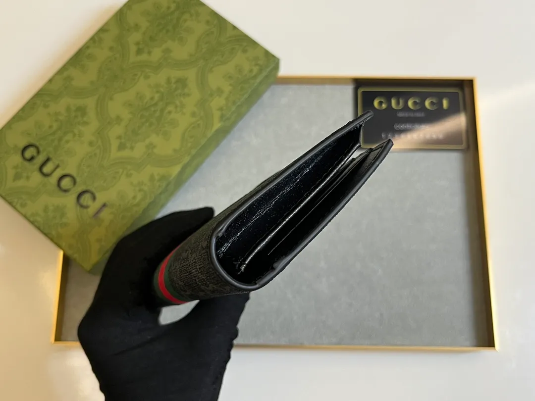 💰130 . 💎Upgraded original version 🇮🇹 This suit wallet is made of GG PVC leather with cowhide Supreme high-end artificial canvas, with brand red and blue webbing stripes. Size: 19x10 Model: 408836