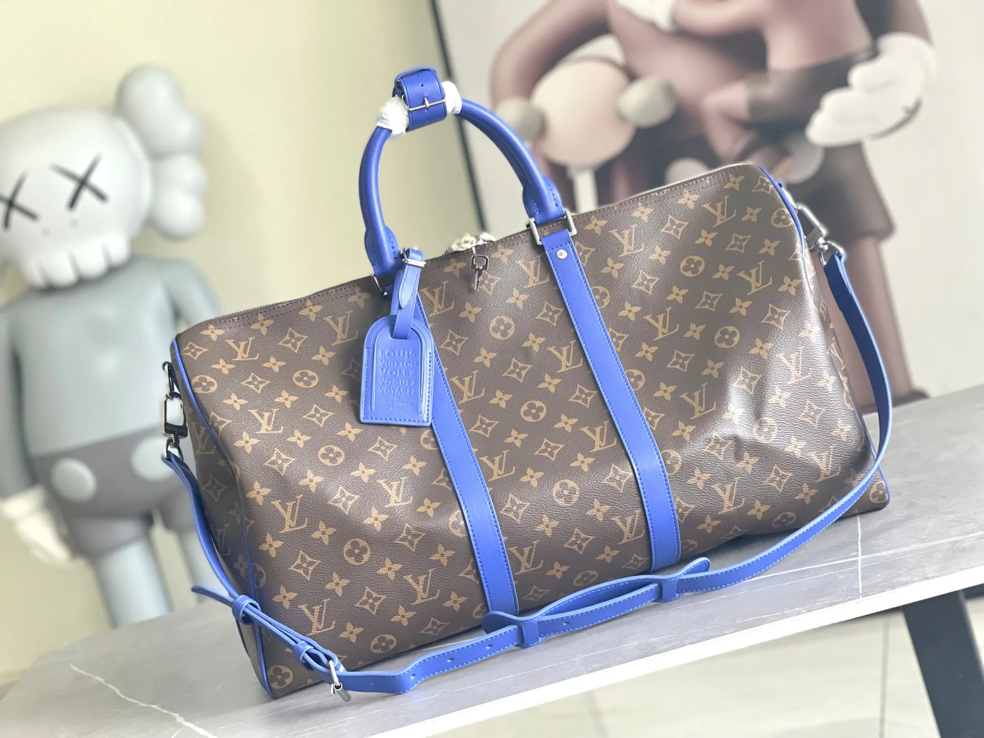💰1140 Top Original M12634 Yellow M12633 Dark Blue M12629 Light Blue M12630 Dark Green Top Original This Keepall Bandoulière 50 travel bag is made of Monogram Macassar canvas, which simultaneously renders bright colors for the side straps, nameplate, fabric lining and top leather handle. The size of your carry-on luggage hides plenty of space. 50.0 x 29.0 x 23.0 cm (L x H x W) • Monogram Macassar coated canvas • Cow leather trim • Textile lining • Metal hardware • Carry-on dimensions • Double zipper closure • Padlock • Removable name tag • Internal zip pocket • Shoulder strap: removable, adjustable • Half-length strap: 36.0 cm • Half-length strap adjustable to: 50.0 cm • Handle: Double handle