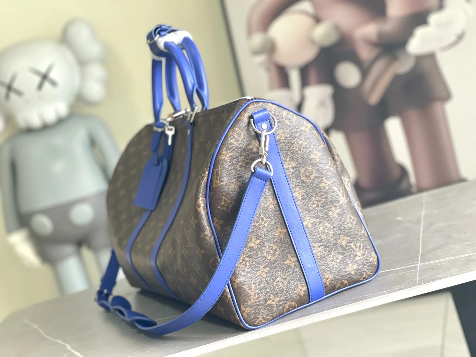 💰1140 Top Original M12634 Yellow M12633 Dark Blue M12629 Light Blue M12630 Dark Green Top Original This Keepall Bandoulière 50 travel bag is made of Monogram Macassar canvas, which simultaneously renders bright colors for the side straps, nameplate, fabric lining and top leather handle. The size of your carry-on luggage hides plenty of space. 50.0 x 29.0 x 23.0 cm (L x H x W) • Monogram Macassar coated canvas • Cow leather trim • Textile lining • Metal hardware • Carry-on dimensions • Double zipper closure • Padlock • Removable name tag • Internal zip pocket • Shoulder strap: removable, adjustable • Half-length strap: 36.0 cm • Half-length strap adjustable to: 50.0 cm • Handle: Double handle