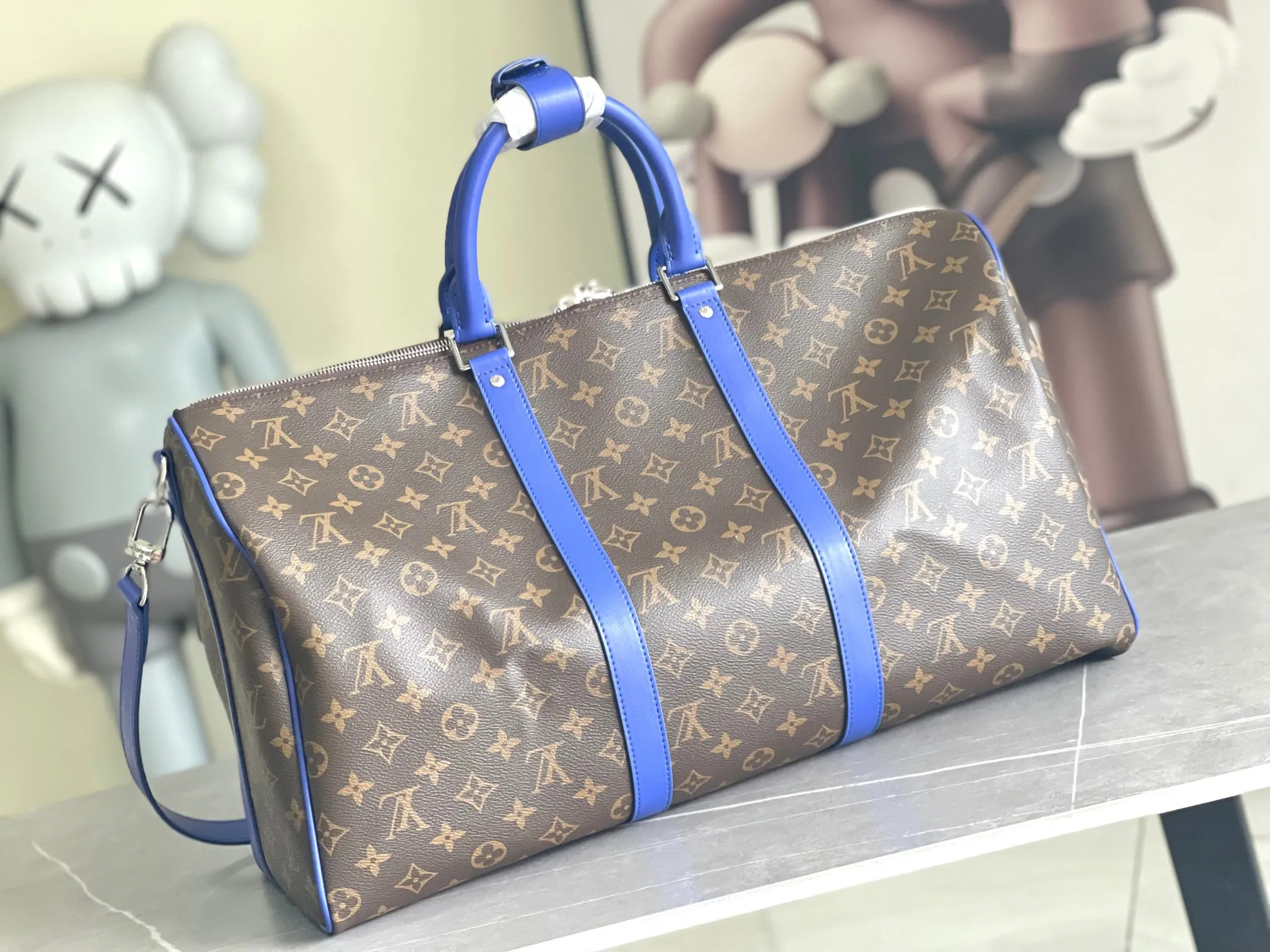💰1140 Top Original M12634 Yellow M12633 Dark Blue M12629 Light Blue M12630 Dark Green Top Original This Keepall Bandoulière 50 travel bag is made of Monogram Macassar canvas, which simultaneously renders bright colors for the side straps, nameplate, fabric lining and top leather handle. The size of your carry-on luggage hides plenty of space. 50.0 x 29.0 x 23.0 cm (L x H x W) • Monogram Macassar coated canvas • Cow leather trim • Textile lining • Metal hardware • Carry-on dimensions • Double zipper closure • Padlock • Removable name tag • Internal zip pocket • Shoulder strap: removable, adjustable • Half-length strap: 36.0 cm • Half-length strap adjustable to: 50.0 cm • Handle: Double handle