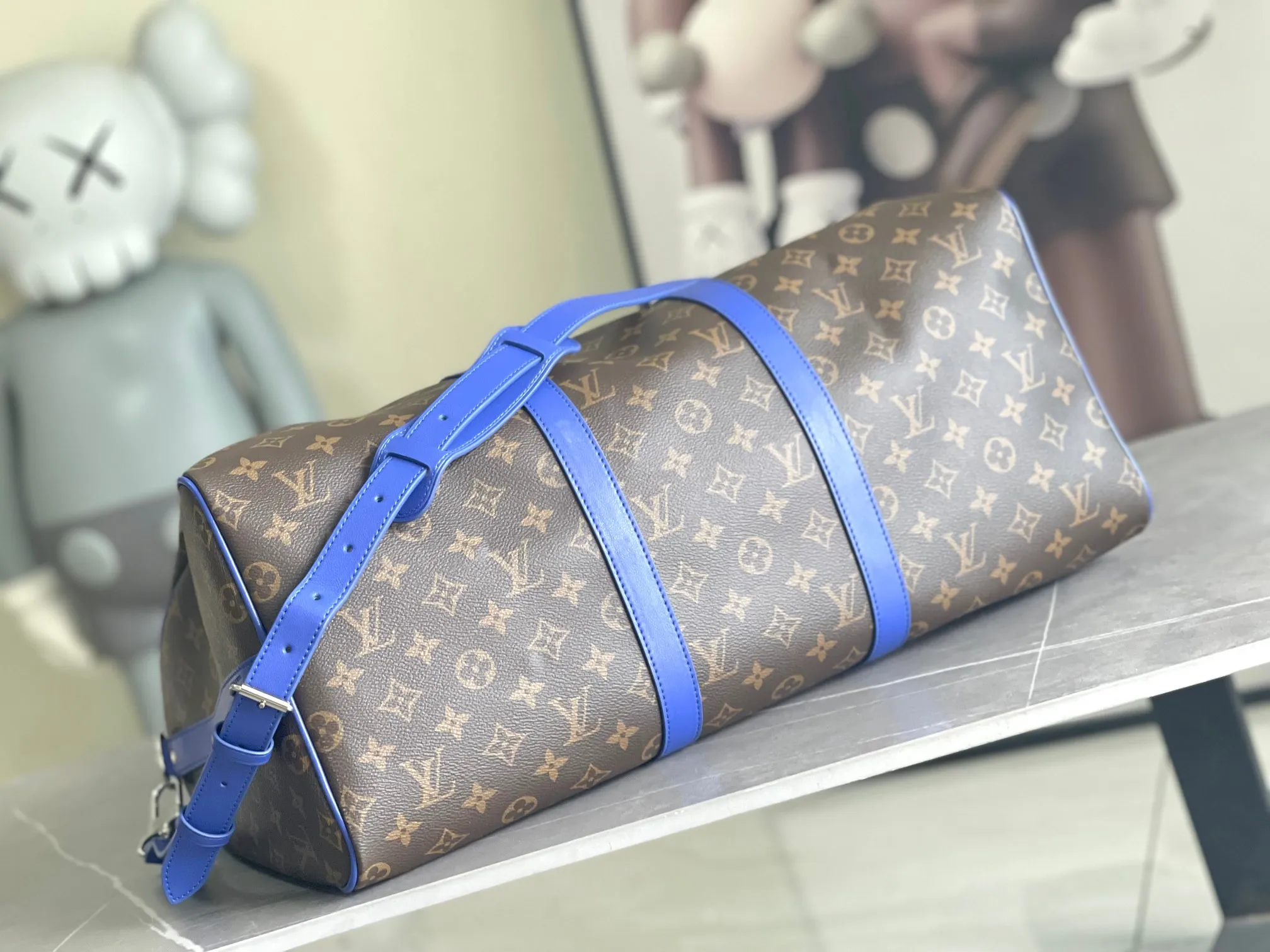 💰1140 Top Original M12634 Yellow M12633 Dark Blue M12629 Light Blue M12630 Dark Green Top Original This Keepall Bandoulière 50 travel bag is made of Monogram Macassar canvas, which simultaneously renders bright colors for the side straps, nameplate, fabric lining and top leather handle. The size of your carry-on luggage hides plenty of space. 50.0 x 29.0 x 23.0 cm (L x H x W) • Monogram Macassar coated canvas • Cow leather trim • Textile lining • Metal hardware • Carry-on dimensions • Double zipper closure • Padlock • Removable name tag • Internal zip pocket • Shoulder strap: removable, adjustable • Half-length strap: 36.0 cm • Half-length strap adjustable to: 50.0 cm • Handle: Double handle