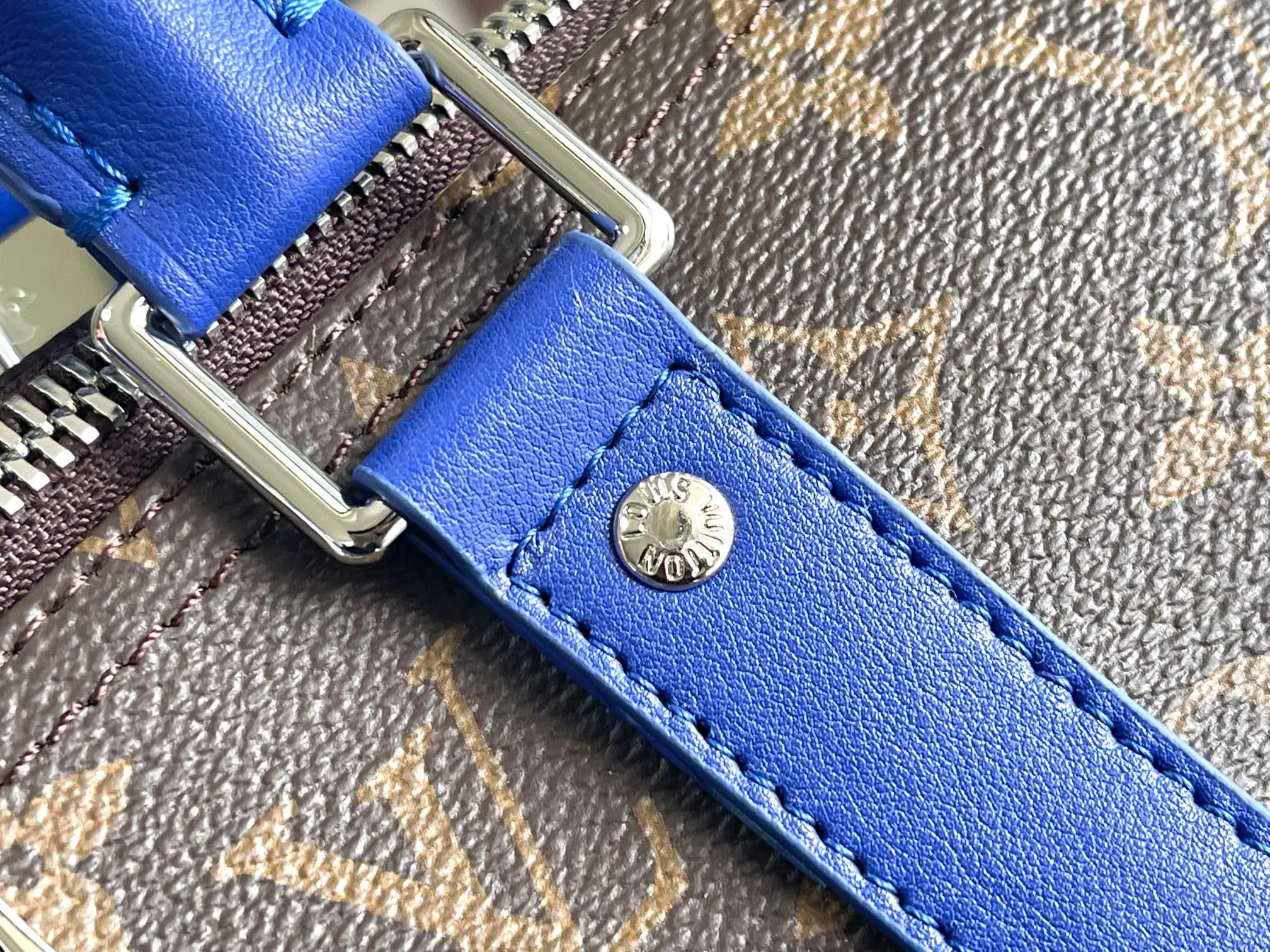 💰1140 Top Original M12634 Yellow M12633 Dark Blue M12629 Light Blue M12630 Dark Green Top Original This Keepall Bandoulière 50 travel bag is made of Monogram Macassar canvas, which simultaneously renders bright colors for the side straps, nameplate, fabric lining and top leather handle. The size of your carry-on luggage hides plenty of space. 50.0 x 29.0 x 23.0 cm (L x H x W) • Monogram Macassar coated canvas • Cow leather trim • Textile lining • Metal hardware • Carry-on dimensions • Double zipper closure • Padlock • Removable name tag • Internal zip pocket • Shoulder strap: removable, adjustable • Half-length strap: 36.0 cm • Half-length strap adjustable to: 50.0 cm • Handle: Double handle