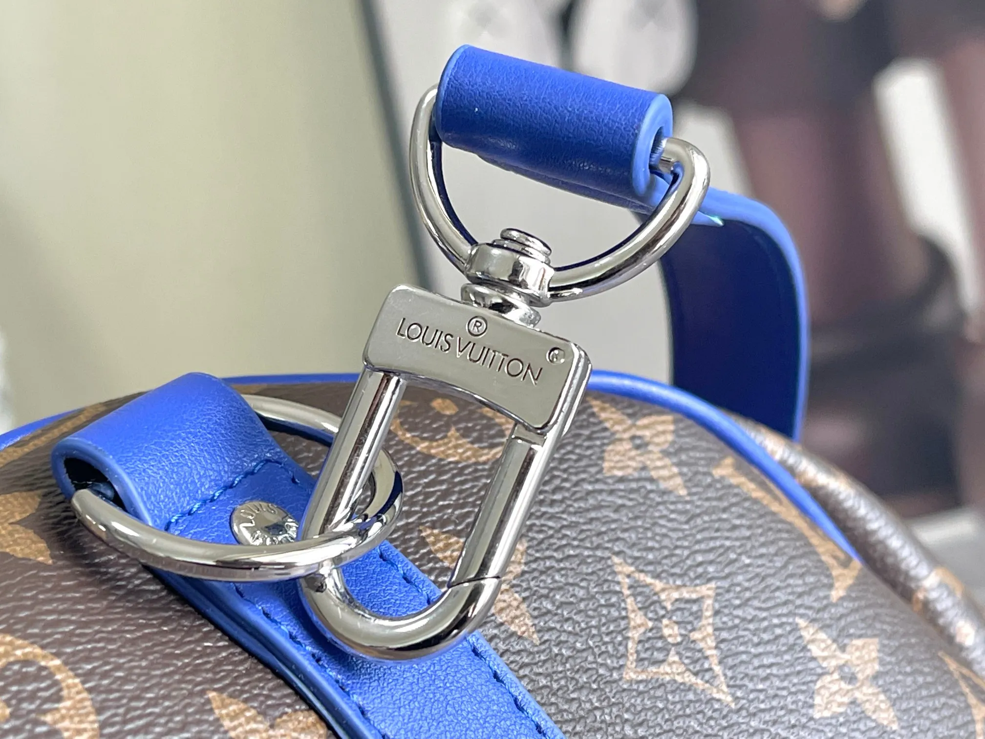 💰1140 Top Original M12634 Yellow M12633 Dark Blue M12629 Light Blue M12630 Dark Green Top Original This Keepall Bandoulière 50 travel bag is made of Monogram Macassar canvas, which simultaneously renders bright colors for the side straps, nameplate, fabric lining and top leather handle. The size of your carry-on luggage hides plenty of space. 50.0 x 29.0 x 23.0 cm (L x H x W) • Monogram Macassar coated canvas • Cow leather trim • Textile lining • Metal hardware • Carry-on dimensions • Double zipper closure • Padlock • Removable name tag • Internal zip pocket • Shoulder strap: removable, adjustable • Half-length strap: 36.0 cm • Half-length strap adjustable to: 50.0 cm • Handle: Double handle