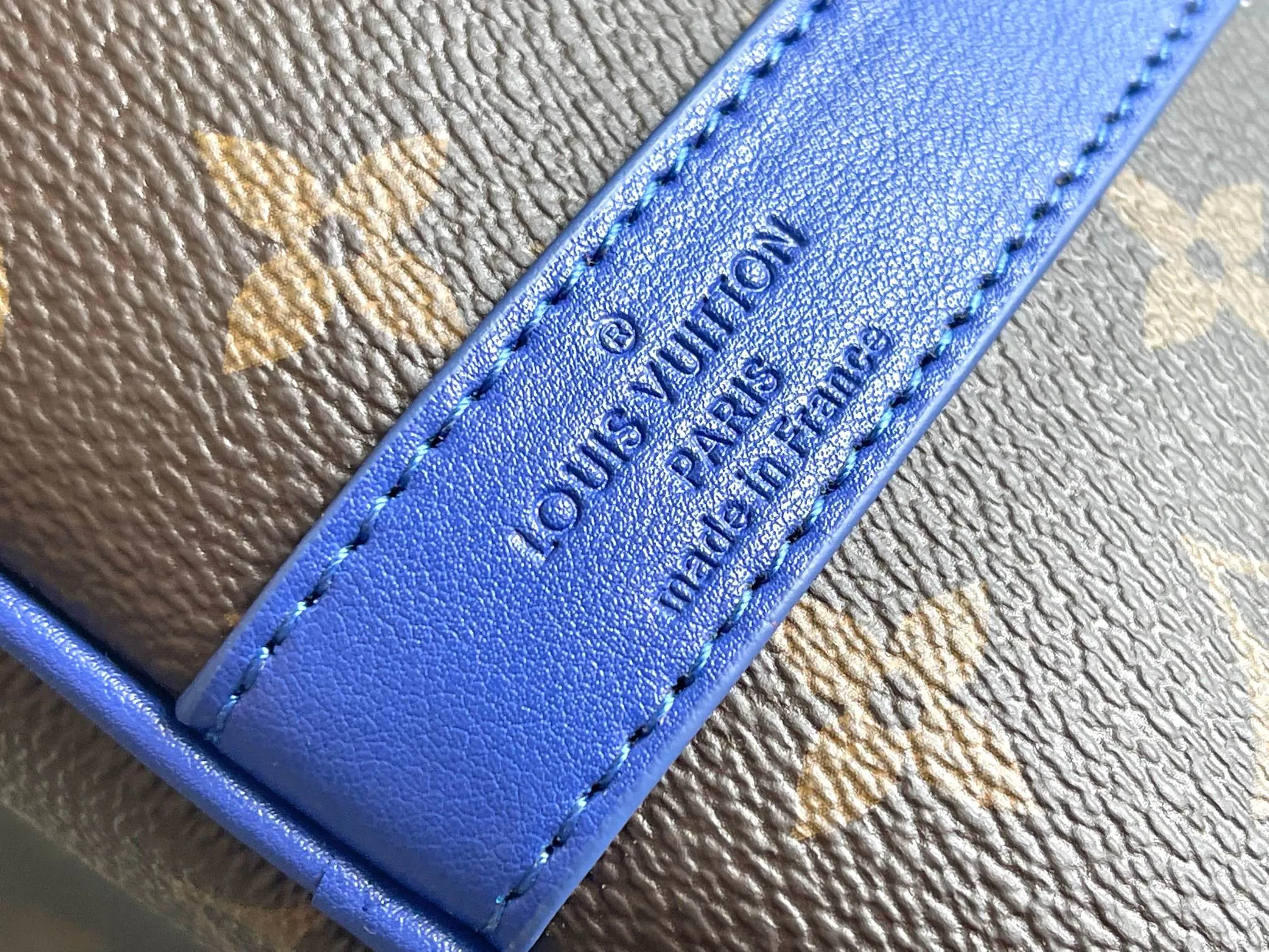 💰1140 Top Original M12634 Yellow M12633 Dark Blue M12629 Light Blue M12630 Dark Green Top Original This Keepall Bandoulière 50 travel bag is made of Monogram Macassar canvas, which simultaneously renders bright colors for the side straps, nameplate, fabric lining and top leather handle. The size of your carry-on luggage hides plenty of space. 50.0 x 29.0 x 23.0 cm (L x H x W) • Monogram Macassar coated canvas • Cow leather trim • Textile lining • Metal hardware • Carry-on dimensions • Double zipper closure • Padlock • Removable name tag • Internal zip pocket • Shoulder strap: removable, adjustable • Half-length strap: 36.0 cm • Half-length strap adjustable to: 50.0 cm • Handle: Double handle