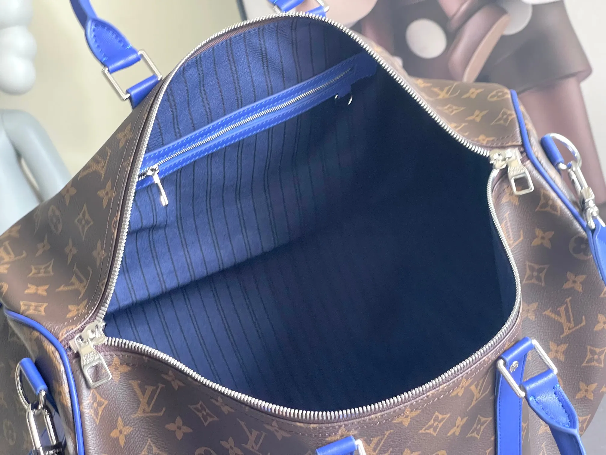 💰1140 Top Original M12634 Yellow M12633 Dark Blue M12629 Light Blue M12630 Dark Green Top Original This Keepall Bandoulière 50 travel bag is made of Monogram Macassar canvas, which simultaneously renders bright colors for the side straps, nameplate, fabric lining and top leather handle. The size of your carry-on luggage hides plenty of space. 50.0 x 29.0 x 23.0 cm (L x H x W) • Monogram Macassar coated canvas • Cow leather trim • Textile lining • Metal hardware • Carry-on dimensions • Double zipper closure • Padlock • Removable name tag • Internal zip pocket • Shoulder strap: removable, adjustable • Half-length strap: 36.0 cm • Half-length strap adjustable to: 50.0 cm • Handle: Double handle
