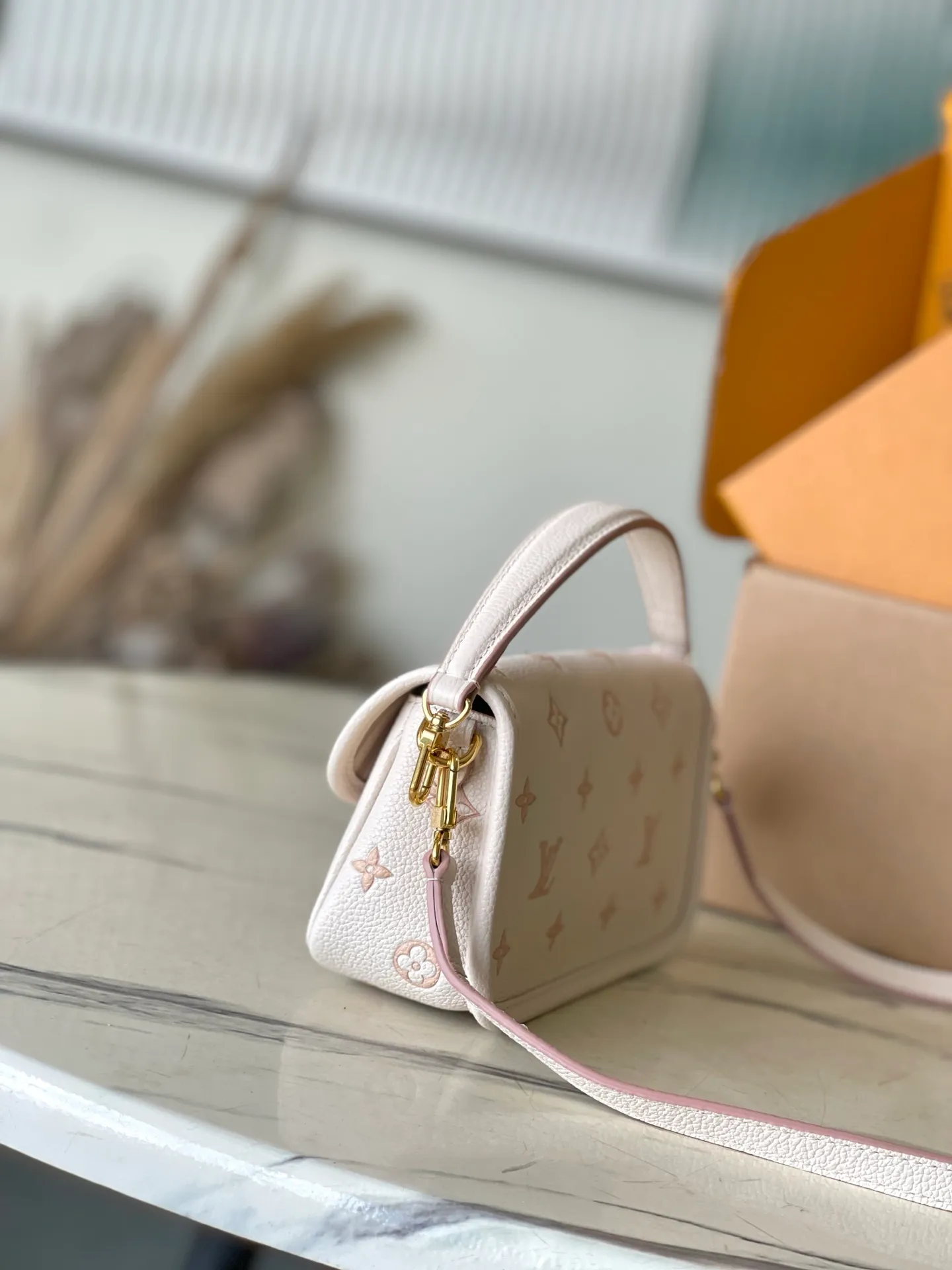 💰900 (first-grain leather) top original order M13642 This Nano Diane handbag reinterprets the classic Monogram pattern with the same color aesthetic, and incorporates dazzling metal parts, detachable shoulder straps and handles into the leather body. The compact design easily accommodates daily necessities such as card holders and cosmetics. Dimensions: 19 × 10.5 × 6.cm