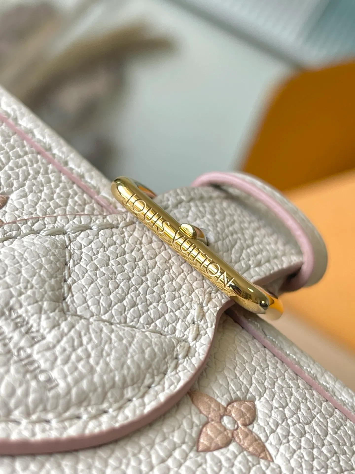 💰900 (first-grain leather) top original order M13642 This Nano Diane handbag reinterprets the classic Monogram pattern with the same color aesthetic, and incorporates dazzling metal parts, detachable shoulder straps and handles into the leather body. The compact design easily accommodates daily necessities such as card holders and cosmetics. Dimensions: 19 × 10.5 × 6.cm