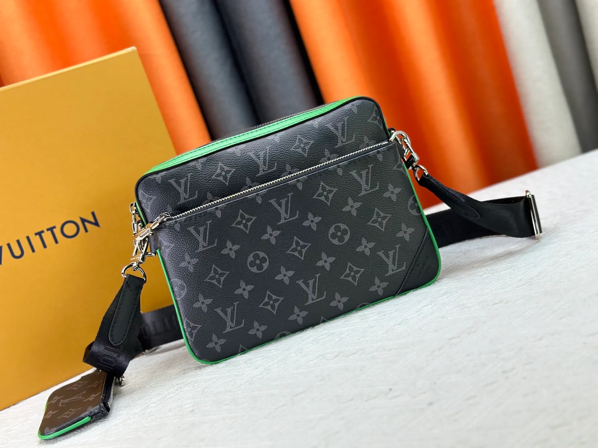 190 Guangzhou goods M12766 M69443 M45320 New men's bag three-piece messenger bag series This Trio messenger bag uses Monogram Eclipse Reverse canvas and eye-catching details to create a three-in-one design. The zippered front pocket and coin purse on the shoulder strap are both detachable, enriching the functional design with the main pocket. The adjustable and removable fabric shoulder strap is embellished with the Louis Vuitton logo and provides a comfortable shoulder-carrying experience. Dimensions: 25.0×18.5×7.0