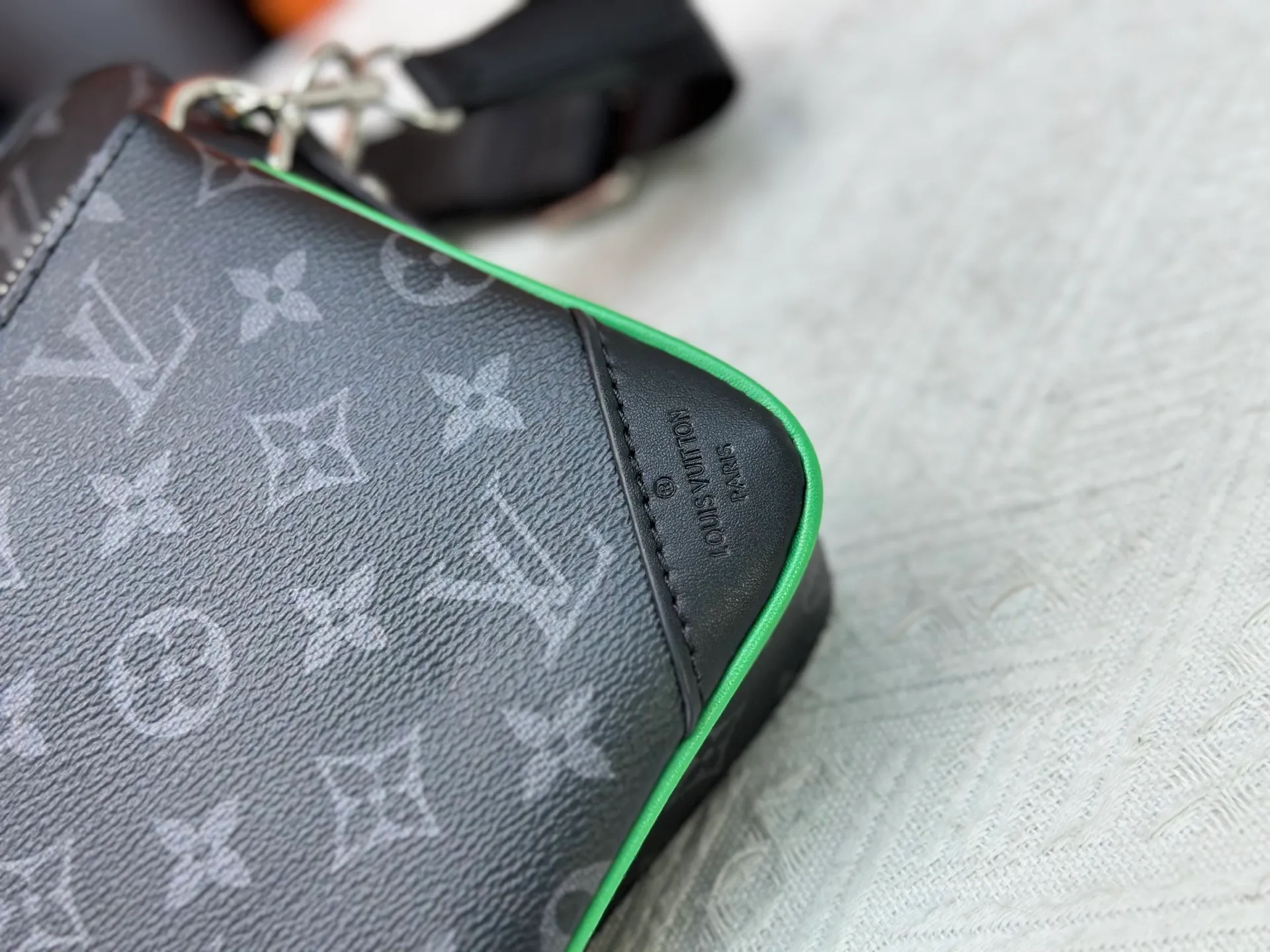 190 Guangzhou goods M12766 M69443 M45320 New men's bag three-piece messenger bag series This Trio messenger bag uses Monogram Eclipse Reverse canvas and eye-catching details to create a three-in-one design. The zippered front pocket and coin purse on the shoulder strap are both detachable, enriching the functional design with the main pocket. The adjustable and removable fabric shoulder strap is embellished with the Louis Vuitton logo and provides a comfortable shoulder-carrying experience. Dimensions: 25.0×18.5×7.0