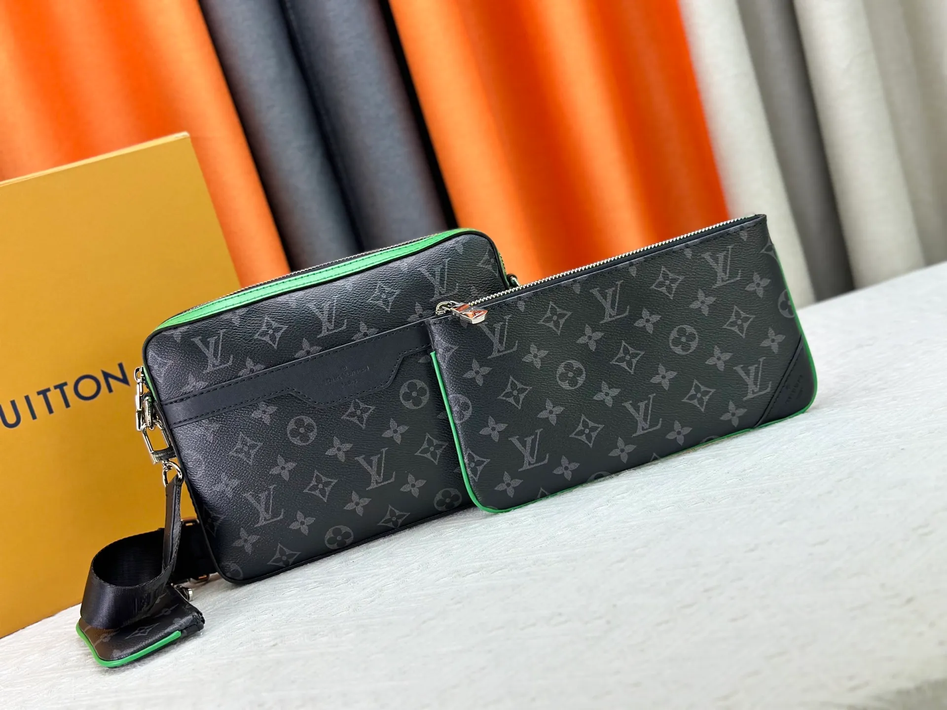 190 Guangzhou goods M12766 M69443 M45320 New men's bag three-piece messenger bag series This Trio messenger bag uses Monogram Eclipse Reverse canvas and eye-catching details to create a three-in-one design. The zippered front pocket and coin purse on the shoulder strap are both detachable, enriching the functional design with the main pocket. The adjustable and removable fabric shoulder strap is embellished with the Louis Vuitton logo and provides a comfortable shoulder-carrying experience. Dimensions: 25.0×18.5×7.0