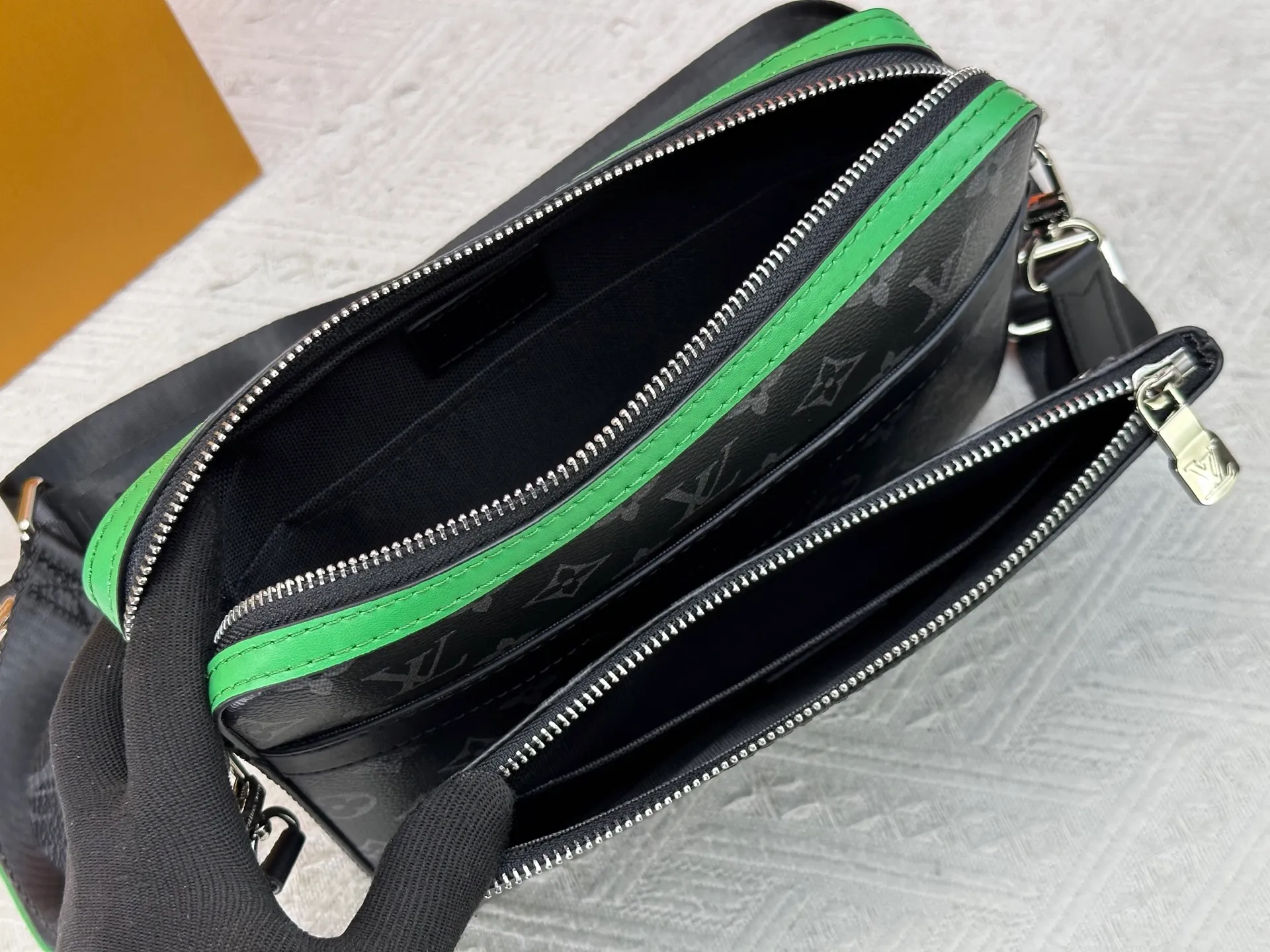 190 Guangzhou goods M12766 M69443 M45320 New men's bag three-piece messenger bag series This Trio messenger bag uses Monogram Eclipse Reverse canvas and eye-catching details to create a three-in-one design. The zippered front pocket and coin purse on the shoulder strap are both detachable, enriching the functional design with the main pocket. The adjustable and removable fabric shoulder strap is embellished with the Louis Vuitton logo and provides a comfortable shoulder-carrying experience. Dimensions: 25.0×18.5×7.0