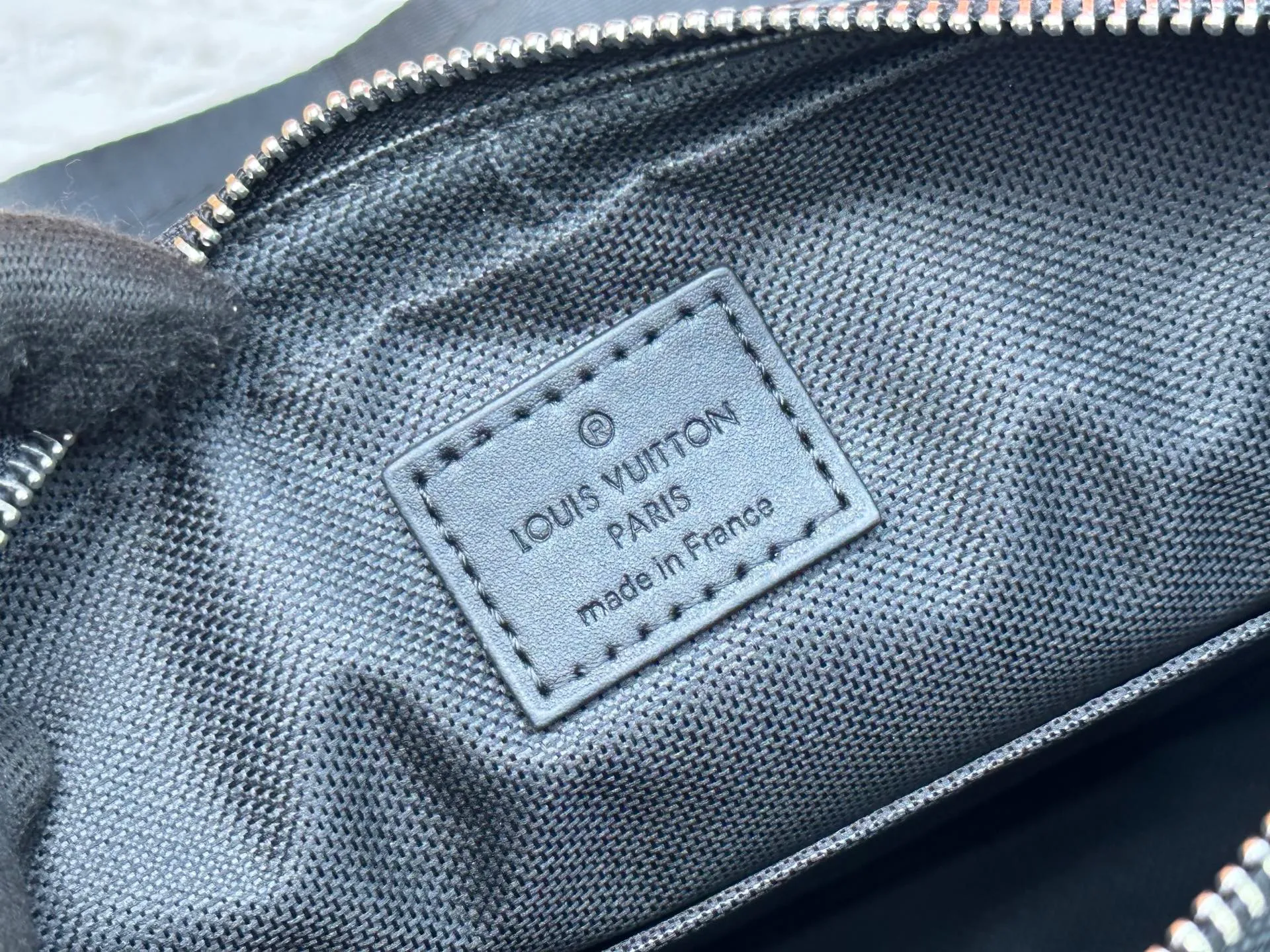 190 Guangzhou goods M12766 M69443 M45320 New men's bag three-piece messenger bag series This Trio messenger bag uses Monogram Eclipse Reverse canvas and eye-catching details to create a three-in-one design. The zippered front pocket and coin purse on the shoulder strap are both detachable, enriching the functional design with the main pocket. The adjustable and removable fabric shoulder strap is embellished with the Louis Vuitton logo and provides a comfortable shoulder-carrying experience. Dimensions: 25.0×18.5×7.0