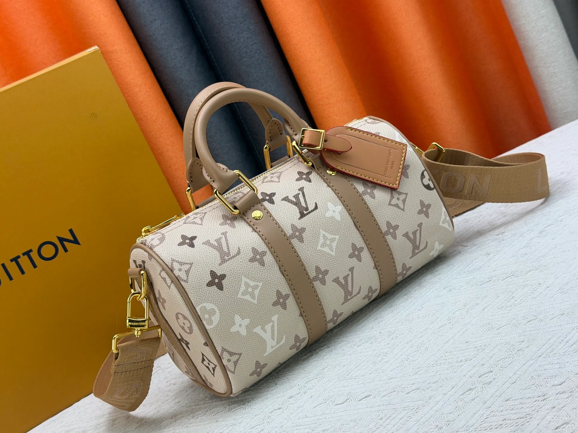 P240 Upgraded original M46271 Presbyopia hollow M26818 M26930 Beige brown M27161 This Keepall 25 handbag is made of Monogram Eclipse Reverse canvas, showing an elegant reinterpretation of Louis Vuitton's classic pattern. Reinforced straps and leather name tags are signature elements of the Keepall collection, while a zipper closure keeps personal items safe and secure. 25.0 x 15.0 x 11.0 cm (length x height x width)