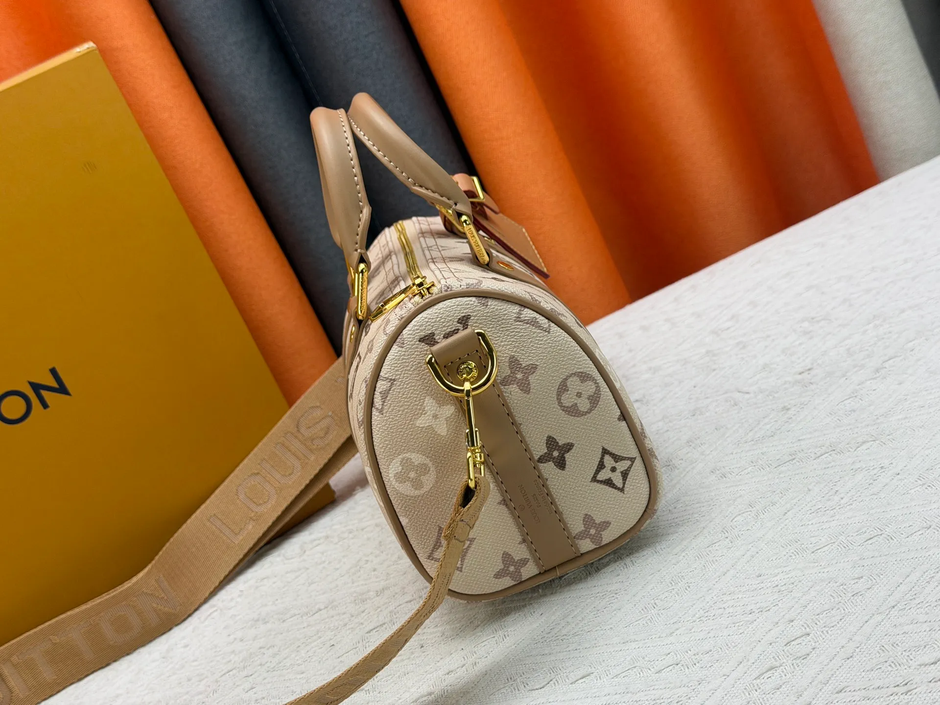 P240 Upgraded original M46271 Presbyopia hollow M26818 M26930 Beige brown M27161 This Keepall 25 handbag is made of Monogram Eclipse Reverse canvas, showing an elegant reinterpretation of Louis Vuitton's classic pattern. Reinforced straps and leather name tags are signature elements of the Keepall collection, while a zipper closure keeps personal items safe and secure. 25.0 x 15.0 x 11.0 cm (length x height x width)