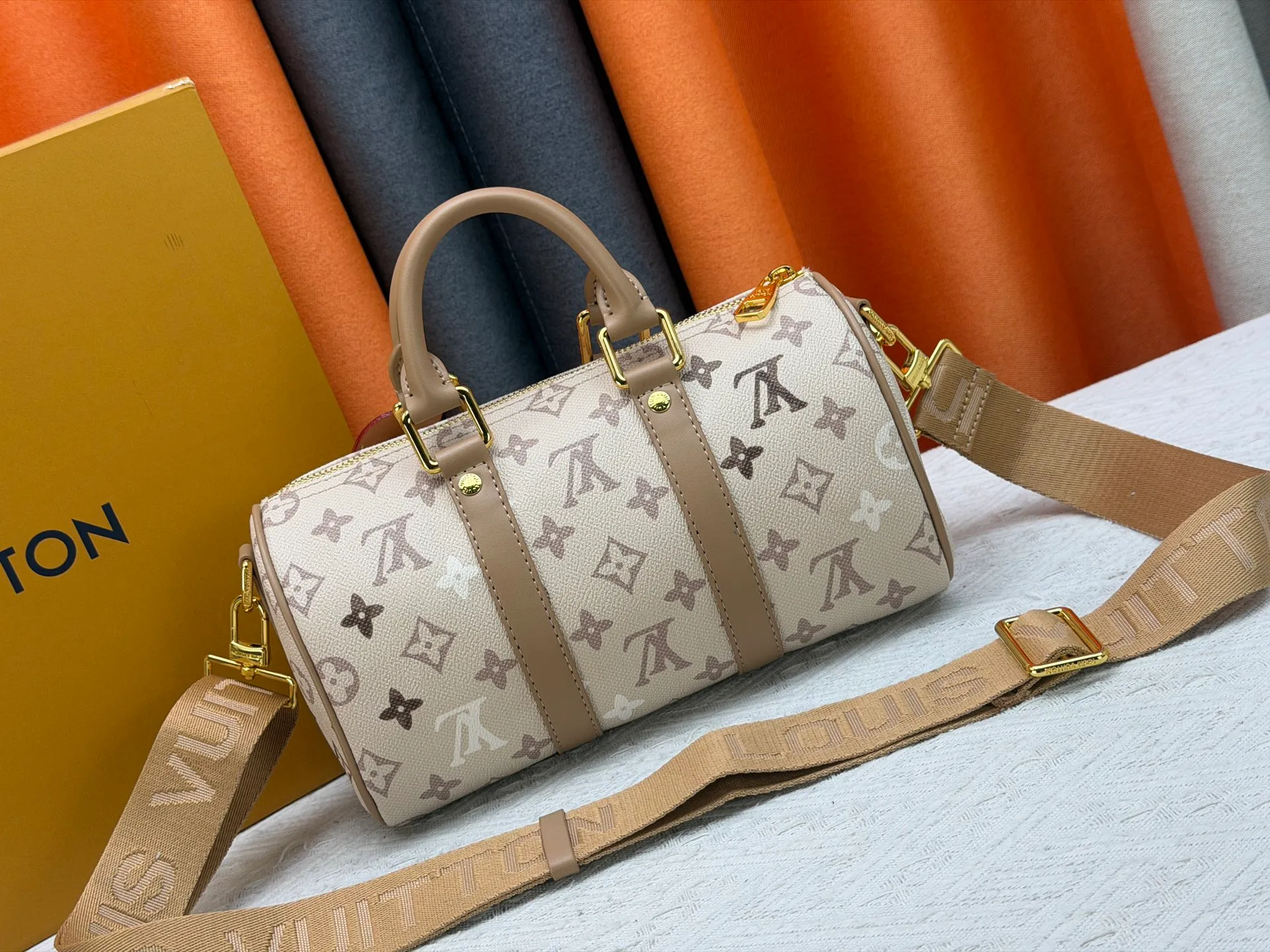 P240 Upgraded original M46271 Presbyopia hollow M26818 M26930 Beige brown M27161 This Keepall 25 handbag is made of Monogram Eclipse Reverse canvas, showing an elegant reinterpretation of Louis Vuitton's classic pattern. Reinforced straps and leather name tags are signature elements of the Keepall collection, while a zipper closure keeps personal items safe and secure. 25.0 x 15.0 x 11.0 cm (length x height x width)