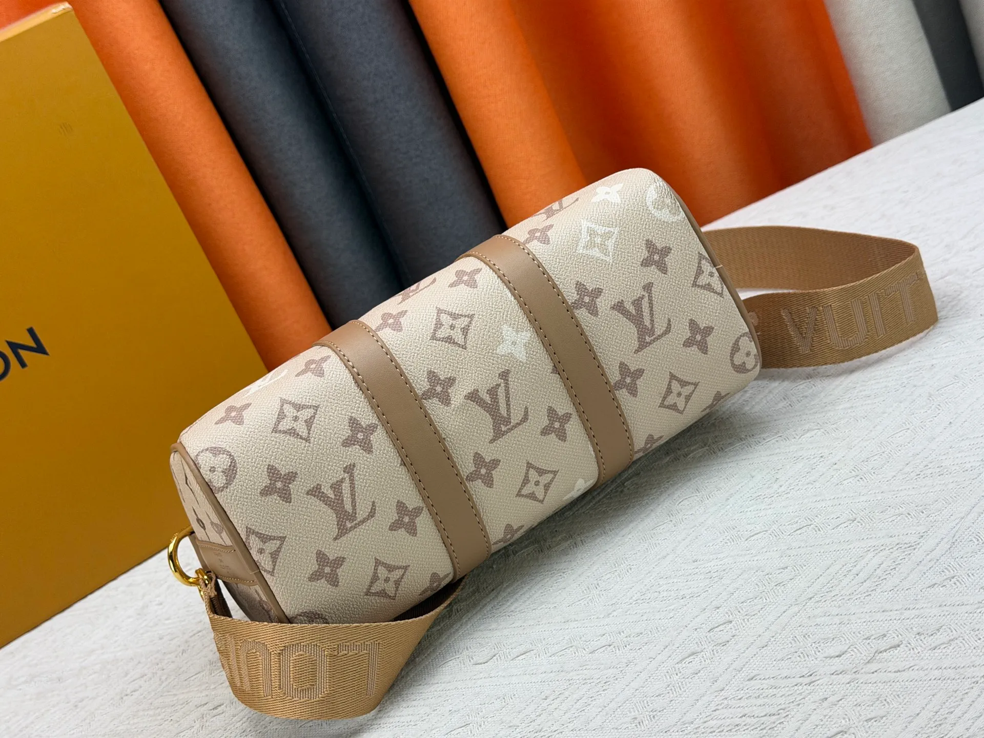 P240 Upgraded original M46271 Presbyopia hollow M26818 M26930 Beige brown M27161 This Keepall 25 handbag is made of Monogram Eclipse Reverse canvas, showing an elegant reinterpretation of Louis Vuitton's classic pattern. Reinforced straps and leather name tags are signature elements of the Keepall collection, while a zipper closure keeps personal items safe and secure. 25.0 x 15.0 x 11.0 cm (length x height x width)