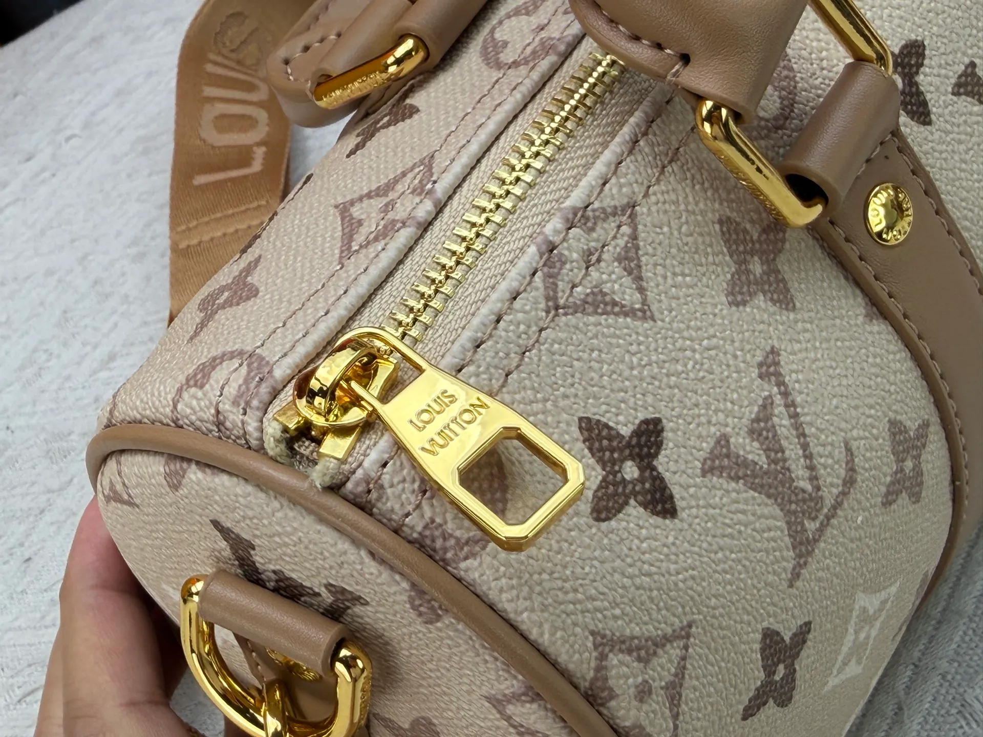 P240 Upgraded original M46271 Presbyopia hollow M26818 M26930 Beige brown M27161 This Keepall 25 handbag is made of Monogram Eclipse Reverse canvas, showing an elegant reinterpretation of Louis Vuitton's classic pattern. Reinforced straps and leather name tags are signature elements of the Keepall collection, while a zipper closure keeps personal items safe and secure. 25.0 x 15.0 x 11.0 cm (length x height x width)