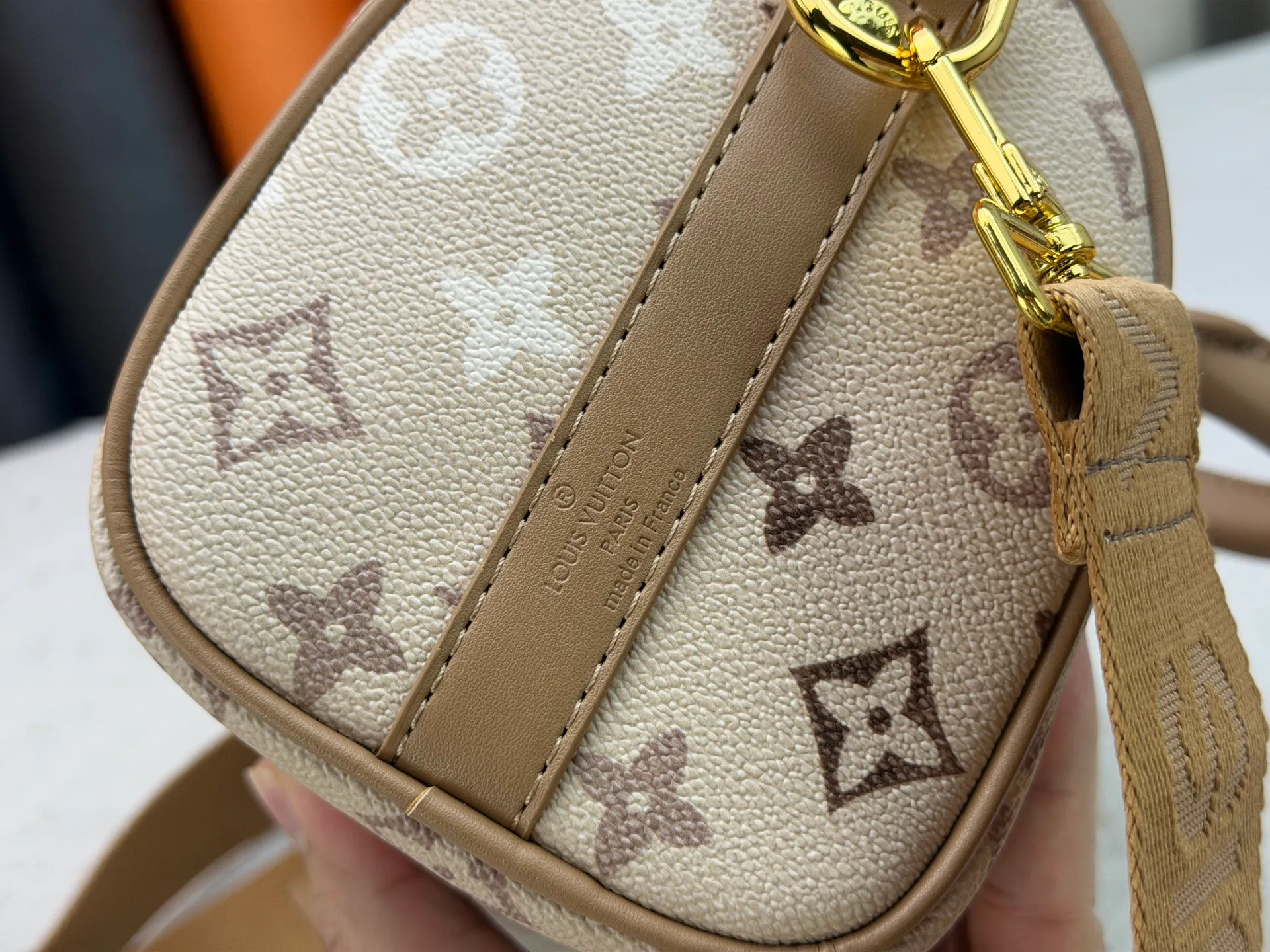P240 Upgraded original M46271 Presbyopia hollow M26818 M26930 Beige brown M27161 This Keepall 25 handbag is made of Monogram Eclipse Reverse canvas, showing an elegant reinterpretation of Louis Vuitton's classic pattern. Reinforced straps and leather name tags are signature elements of the Keepall collection, while a zipper closure keeps personal items safe and secure. 25.0 x 15.0 x 11.0 cm (length x height x width)