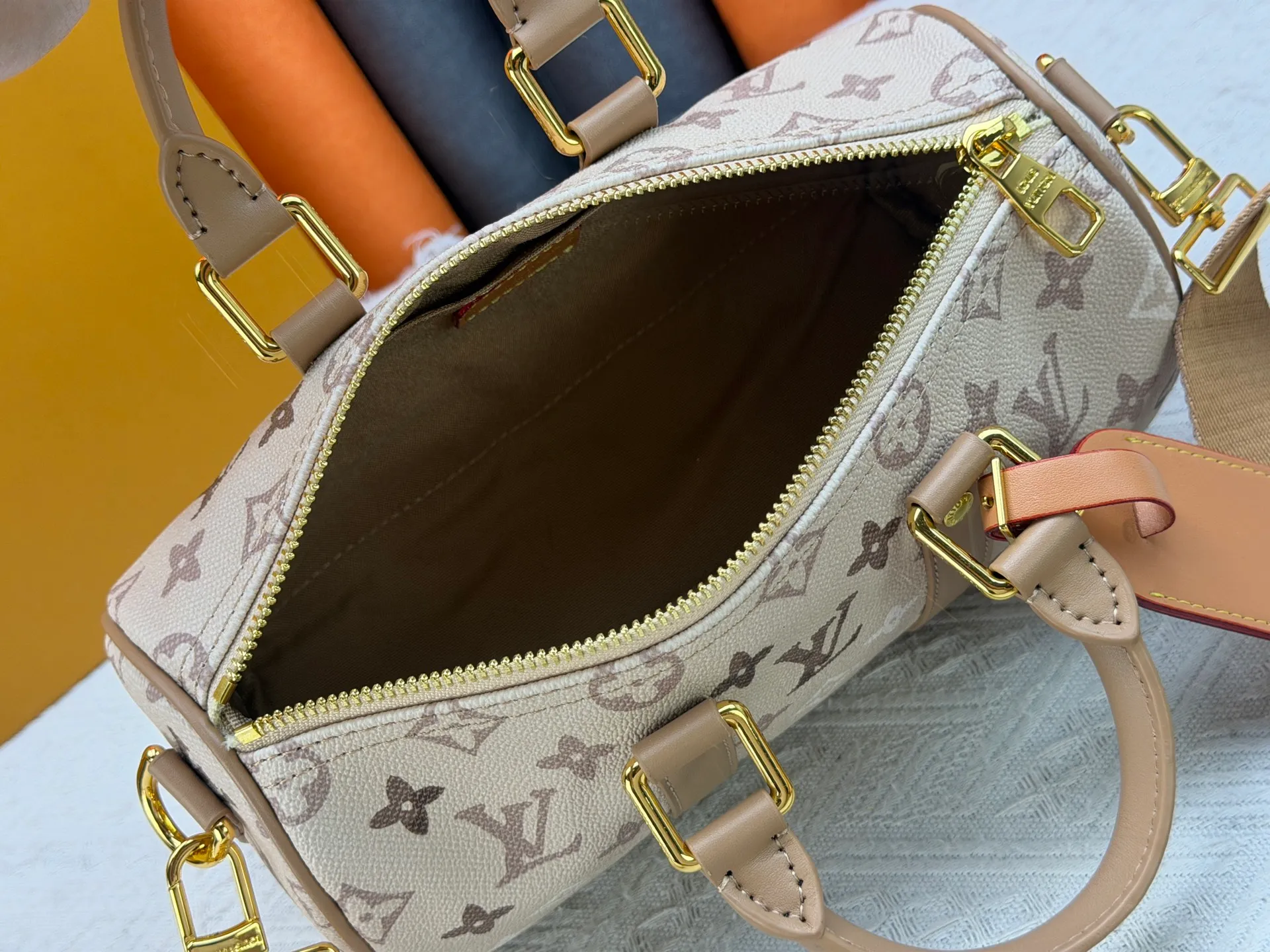 P240 Upgraded original M46271 Presbyopia hollow M26818 M26930 Beige brown M27161 This Keepall 25 handbag is made of Monogram Eclipse Reverse canvas, showing an elegant reinterpretation of Louis Vuitton's classic pattern. Reinforced straps and leather name tags are signature elements of the Keepall collection, while a zipper closure keeps personal items safe and secure. 25.0 x 15.0 x 11.0 cm (length x height x width)