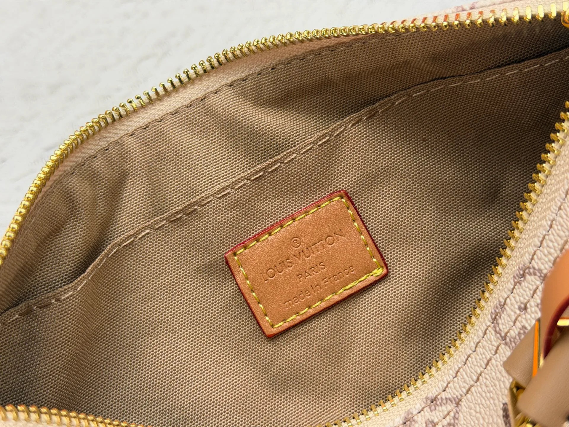 P240 Upgraded original M46271 Presbyopia hollow M26818 M26930 Beige brown M27161 This Keepall 25 handbag is made of Monogram Eclipse Reverse canvas, showing an elegant reinterpretation of Louis Vuitton's classic pattern. Reinforced straps and leather name tags are signature elements of the Keepall collection, while a zipper closure keeps personal items safe and secure. 25.0 x 15.0 x 11.0 cm (length x height x width)