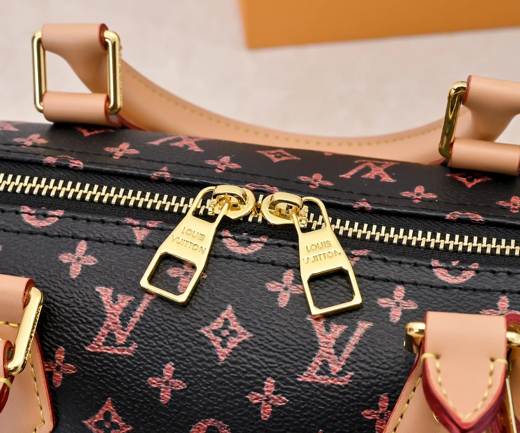 Batch 340💰M40391 80777 This Speedy Bandouliere 30 handbag draws inspiration from the brand's collection of Monogram canvas, Louis Vuitton's legendary collection. The cow leather trim highlights the traditional heritage. The rolled leather handle, engraved padlock and detachable shoulder strap continue the classic details, making it a good choice for urban life. • Size: 30X21X17cm