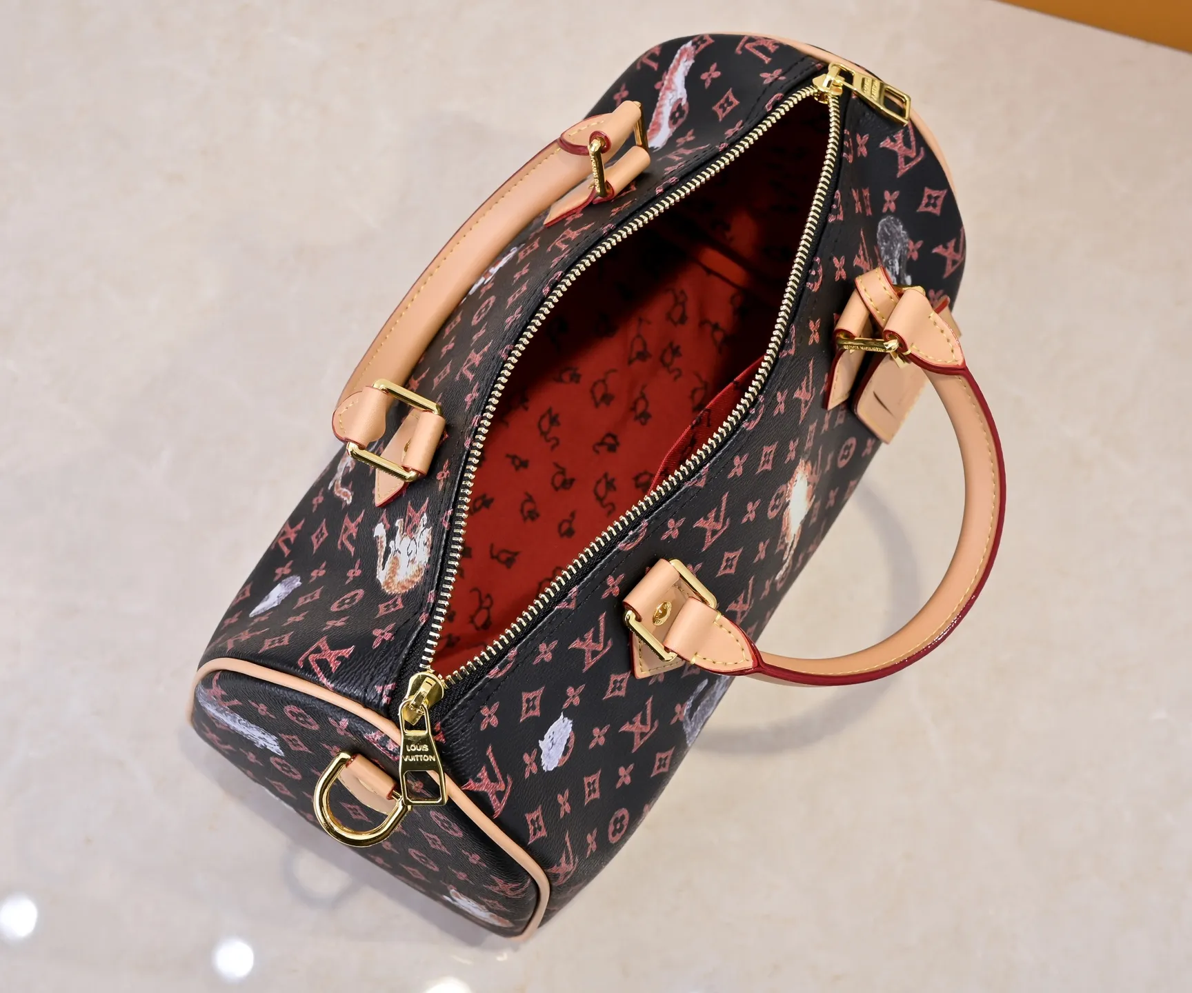 Batch 340💰M40391 80777 This Speedy Bandouliere 30 handbag draws inspiration from the brand's collection of Monogram canvas, Louis Vuitton's legendary collection. The cow leather trim highlights the traditional heritage. The rolled leather handle, engraved padlock and detachable shoulder strap continue the classic details, making it a good choice for urban life. • Size: 30X21X17cm