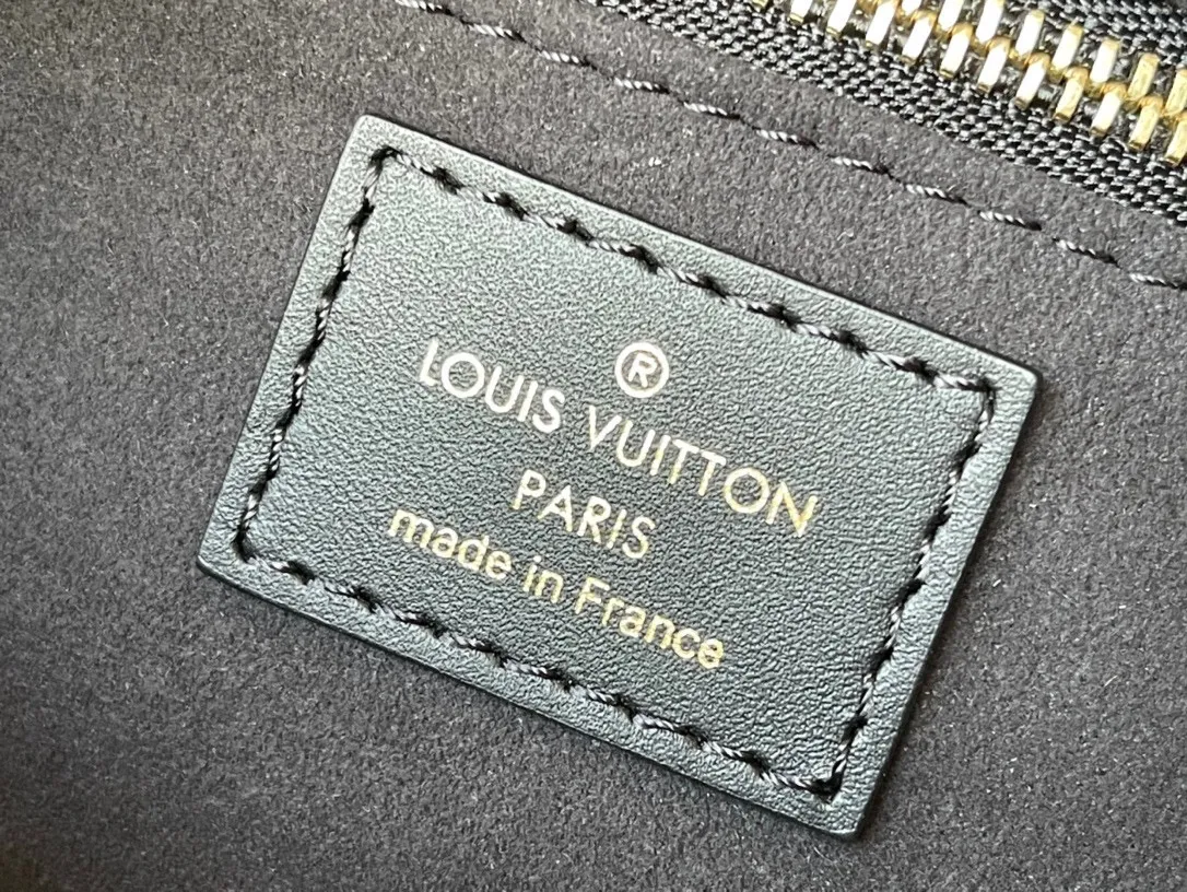 💰880 Top original order M45571 black. Support counter inspection. Photos taken of duty-free goods are consistent with the product without unpacking. This product is an exclusive duty-free product in the market and is the highest-end product. Inspection is supported. This product has passed strict inspection and is flawless. Please wear gloves when touching the product. This product is not returnable or exchangeable. Please confirm the product first and then remove the label on the handle. This product is temporarily not open to the public, only regular customers, and is in short supply. Dimensions: 20 x 14 x 7.5 cm