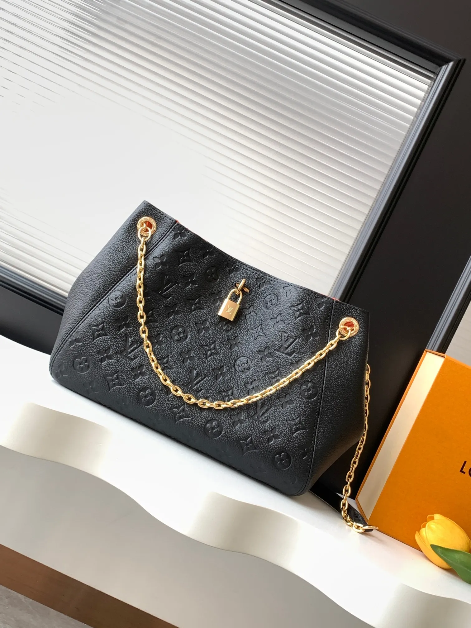 💰1020 (top layer leather) top original order dynamic 163c01 chip top original order enhanced version] Small size M14414 black M14659 apricot M14659 off-white This small Anytime handbag traces back to the Promenade handbag that was born in 1988, using modern touches to create a chic choice for day and night. Monogram Empreinte leather creates ample space for storing daily necessities. The LV padlock can also be hung from the sliding chain shoulder strap, allowing you to easily explore a variety of styling possibilities and carrying methods.  20 cm