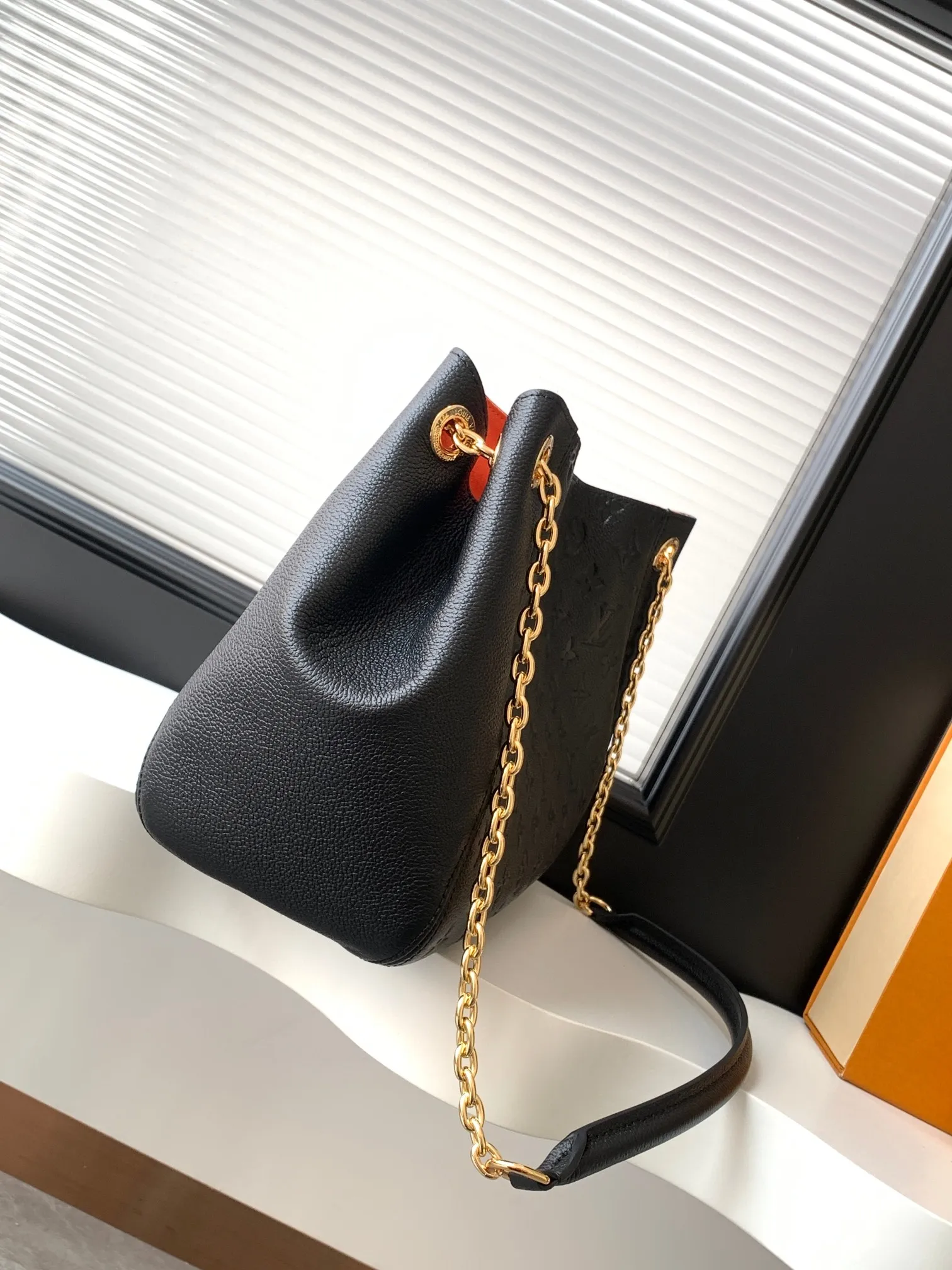 💰1020 (top layer leather) top original order dynamic 163c01 chip top original order enhanced version] Small size M14414 black M14659 apricot M14659 off-white This small Anytime handbag traces back to the Promenade handbag that was born in 1988, using modern touches to create a chic choice for day and night. Monogram Empreinte leather creates ample space for storing daily necessities. The LV padlock can also be hung from the sliding chain shoulder strap, allowing you to easily explore a variety of styling possibilities and carrying methods.  20 cm