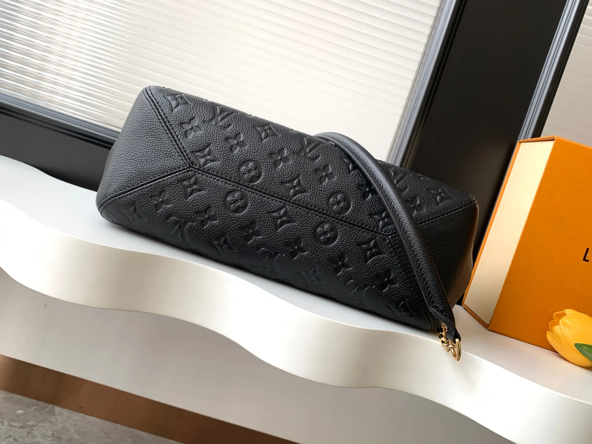 💰1020 (top layer leather) top original order dynamic 163c01 chip top original order enhanced version] Small size M14414 black M14659 apricot M14659 off-white This small Anytime handbag traces back to the Promenade handbag that was born in 1988, using modern touches to create a chic choice for day and night. Monogram Empreinte leather creates ample space for storing daily necessities. The LV padlock can also be hung from the sliding chain shoulder strap, allowing you to easily explore a variety of styling possibilities and carrying methods.  20 cm