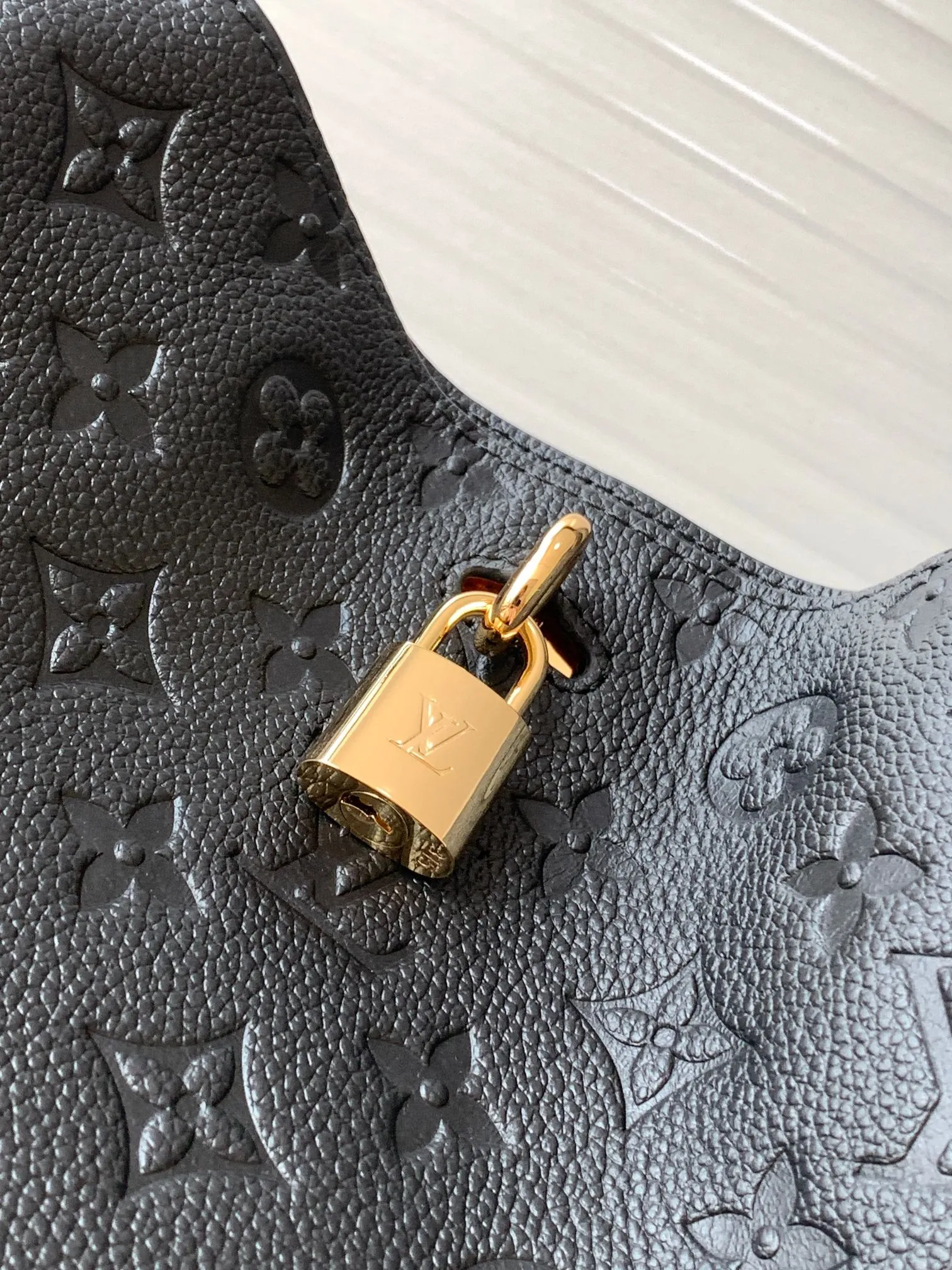 💰1020 (top layer leather) top original order dynamic 163c01 chip top original order enhanced version] Small size M14414 black M14659 apricot M14659 off-white This small Anytime handbag traces back to the Promenade handbag that was born in 1988, using modern touches to create a chic choice for day and night. Monogram Empreinte leather creates ample space for storing daily necessities. The LV padlock can also be hung from the sliding chain shoulder strap, allowing you to easily explore a variety of styling possibilities and carrying methods.  20 cm