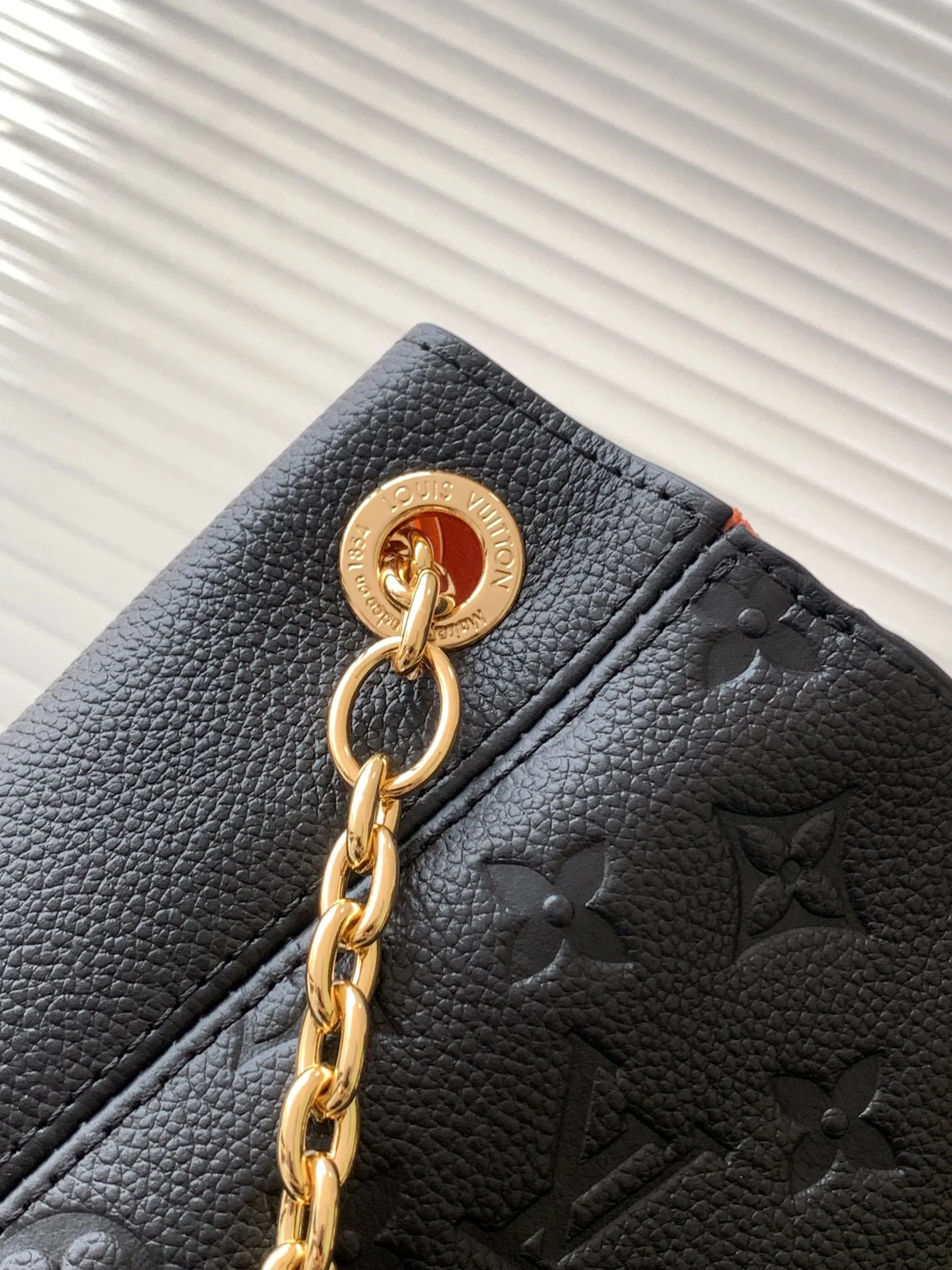 💰1020 (top layer leather) top original order dynamic 163c01 chip top original order enhanced version] Small size M14414 black M14659 apricot M14659 off-white This small Anytime handbag traces back to the Promenade handbag that was born in 1988, using modern touches to create a chic choice for day and night. Monogram Empreinte leather creates ample space for storing daily necessities. The LV padlock can also be hung from the sliding chain shoulder strap, allowing you to easily explore a variety of styling possibilities and carrying methods.  20 cm