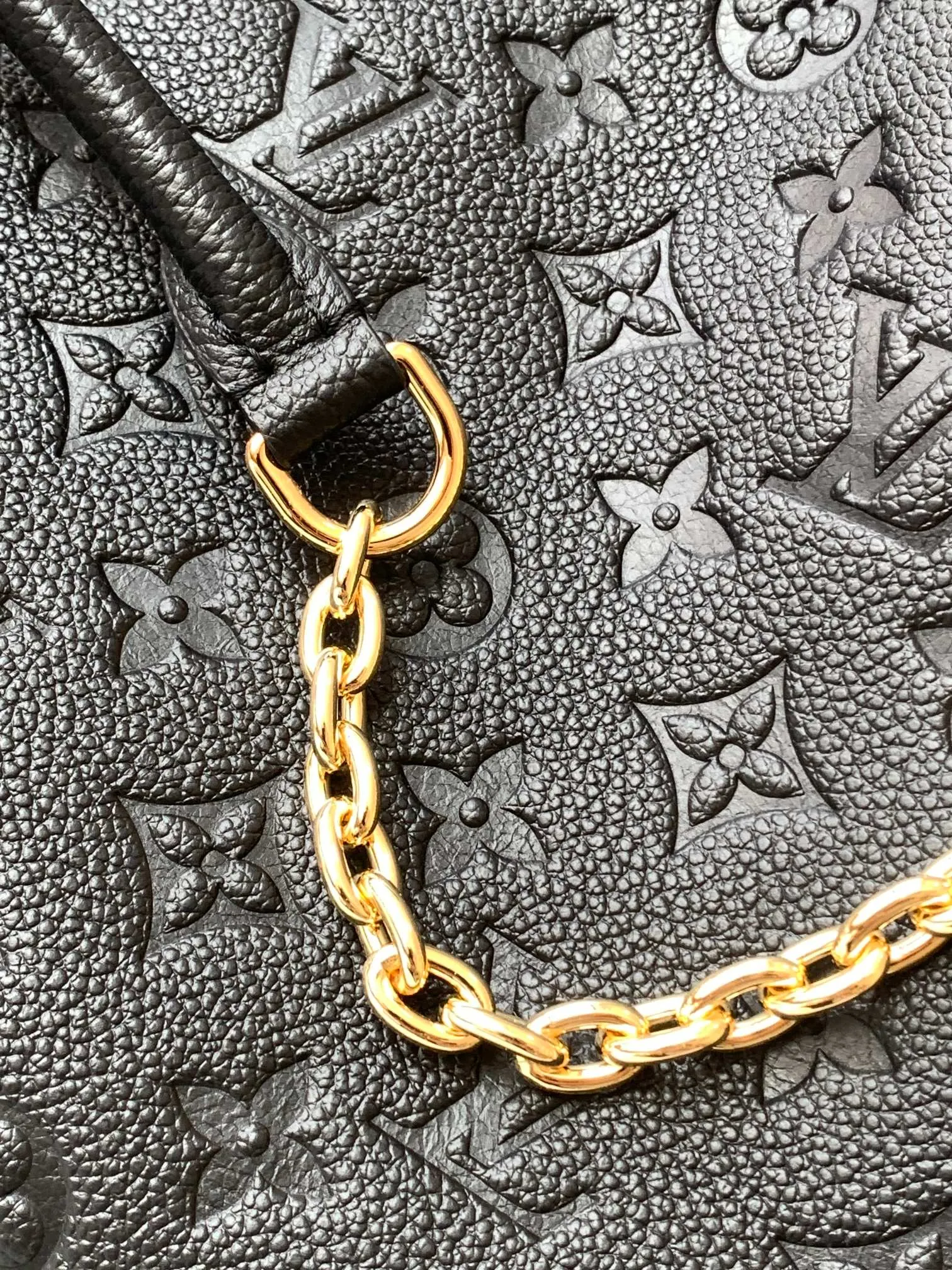 💰1020 (top layer leather) top original order dynamic 163c01 chip top original order enhanced version] Small size M14414 black M14659 apricot M14659 off-white This small Anytime handbag traces back to the Promenade handbag that was born in 1988, using modern touches to create a chic choice for day and night. Monogram Empreinte leather creates ample space for storing daily necessities. The LV padlock can also be hung from the sliding chain shoulder strap, allowing you to easily explore a variety of styling possibilities and carrying methods.  20 cm