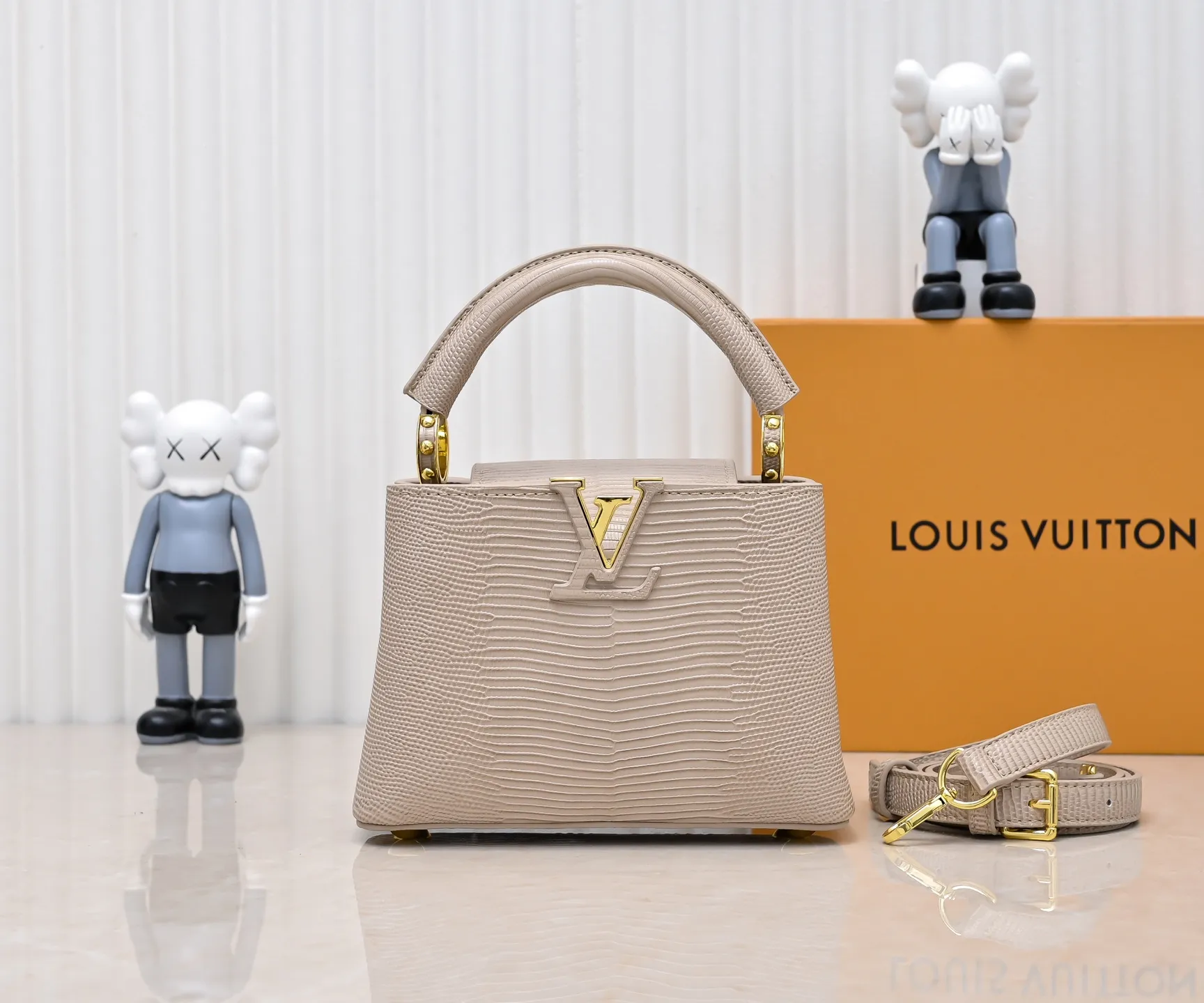 Top original P400 Guangzhou product M99527 apricot lizard gold buckle This Capucines mini handbag is wrapped in gorgeous lizard leather and lined with fine sheepskin, embellished with dazzling metal parts. The flip cover reads LV letters inside, and a Monogram flower blooms when turned out. Its compact size makes it a dazzling choice for evening occasions. Detailed features 21 x 14 x 8 cm (length x height x width)