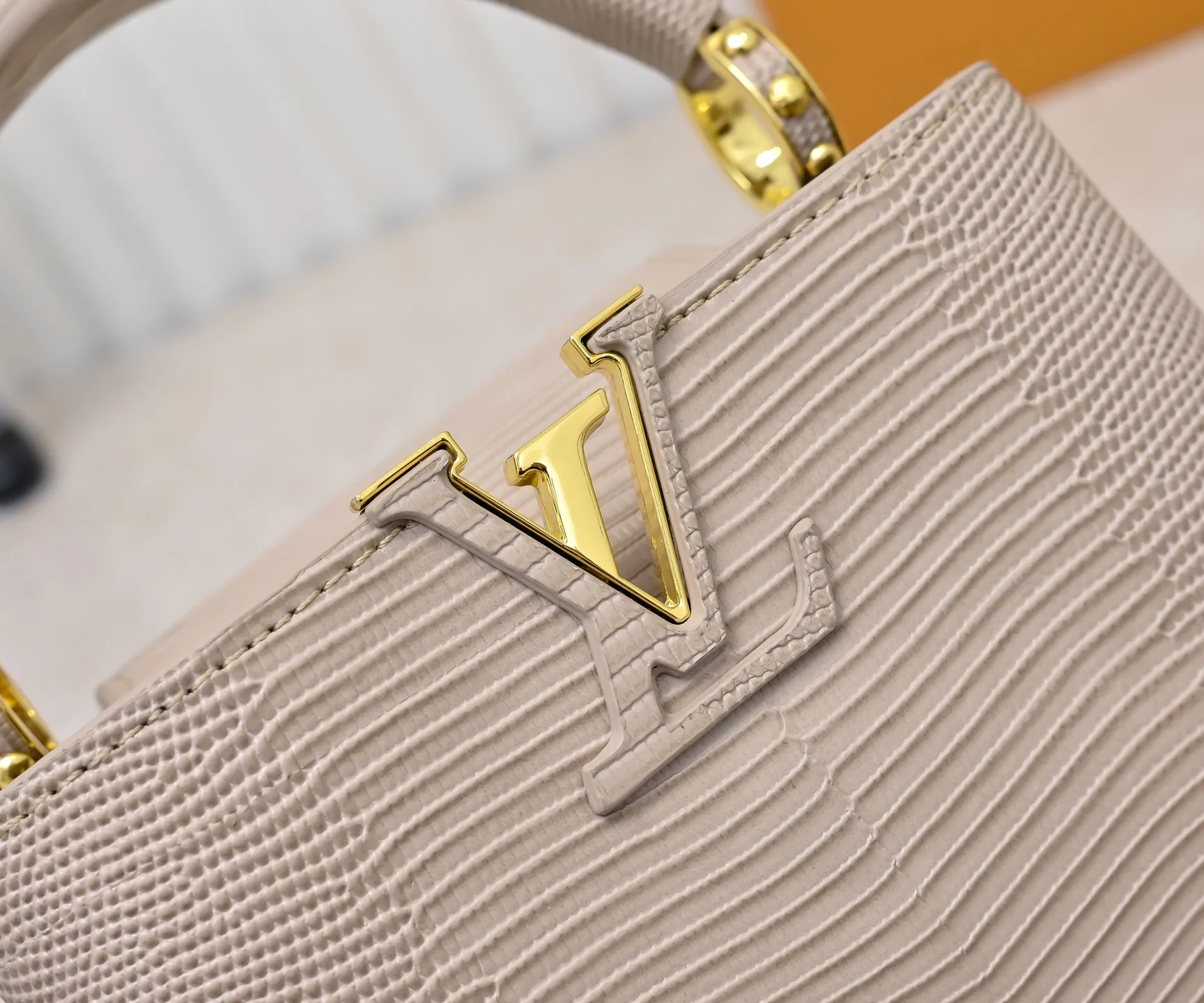 Top original P400 Guangzhou product M99527 apricot lizard gold buckle This Capucines mini handbag is wrapped in gorgeous lizard leather and lined with fine sheepskin, embellished with dazzling metal parts. The flip cover reads LV letters inside, and a Monogram flower blooms when turned out. Its compact size makes it a dazzling choice for evening occasions. Detailed features 21 x 14 x 8 cm (length x height x width)