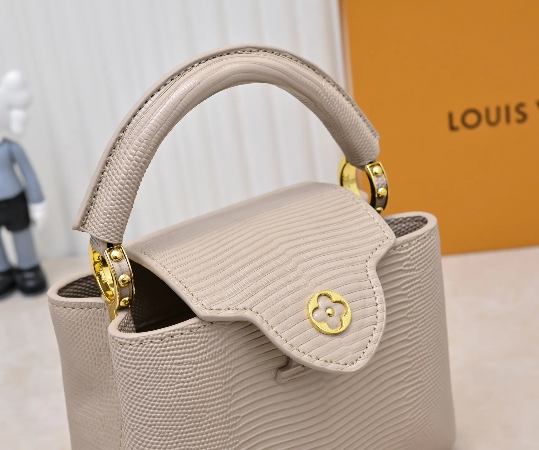 Top original P400 Guangzhou product M99527 apricot lizard gold buckle This Capucines mini handbag is wrapped in gorgeous lizard leather and lined with fine sheepskin, embellished with dazzling metal parts. The flip cover reads LV letters inside, and a Monogram flower blooms when turned out. Its compact size makes it a dazzling choice for evening occasions. Detailed features 21 x 14 x 8 cm (length x height x width)