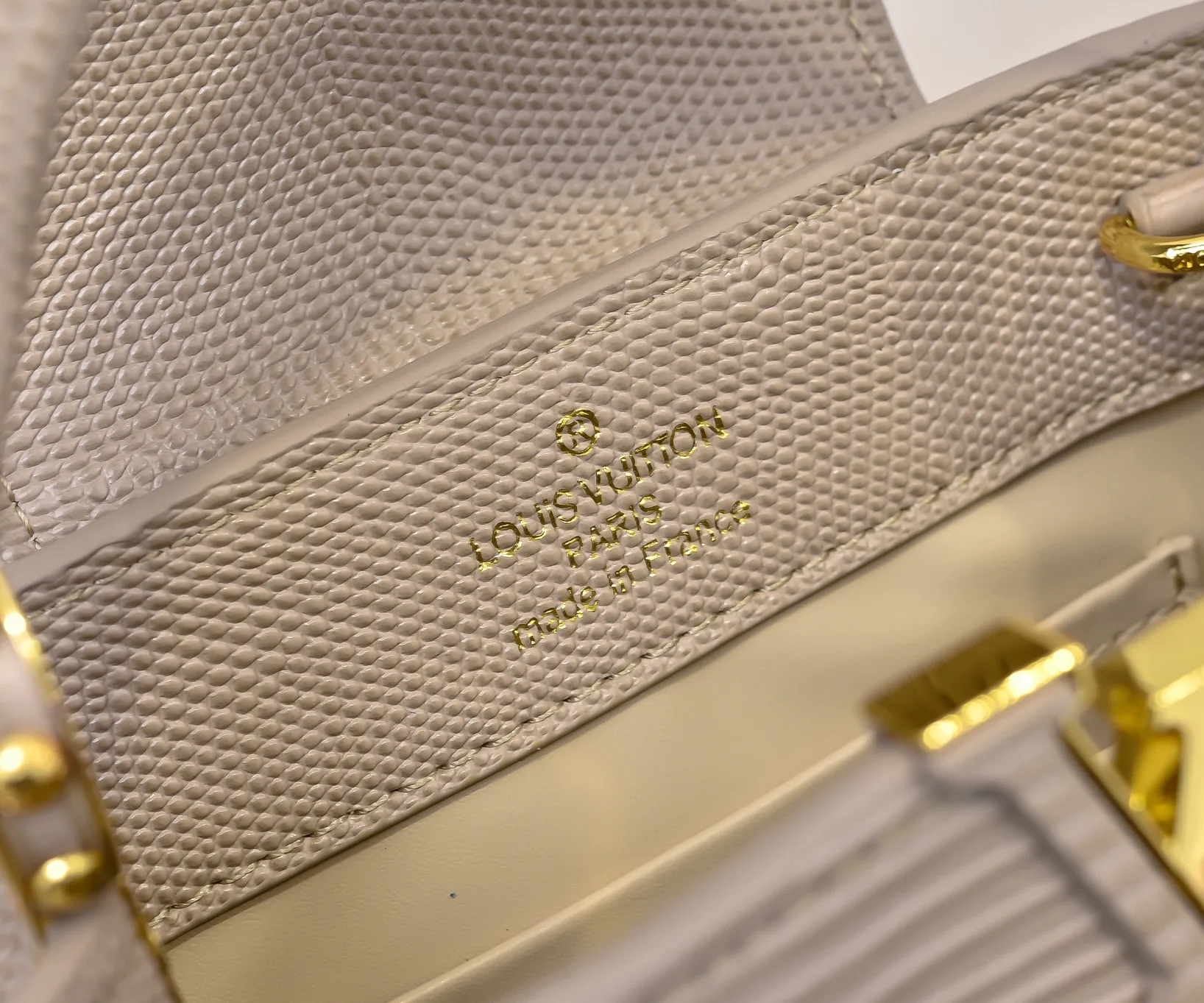 Top original P400 Guangzhou product M99527 apricot lizard gold buckle This Capucines mini handbag is wrapped in gorgeous lizard leather and lined with fine sheepskin, embellished with dazzling metal parts. The flip cover reads LV letters inside, and a Monogram flower blooms when turned out. Its compact size makes it a dazzling choice for evening occasions. Detailed features 21 x 14 x 8 cm (length x height x width)
