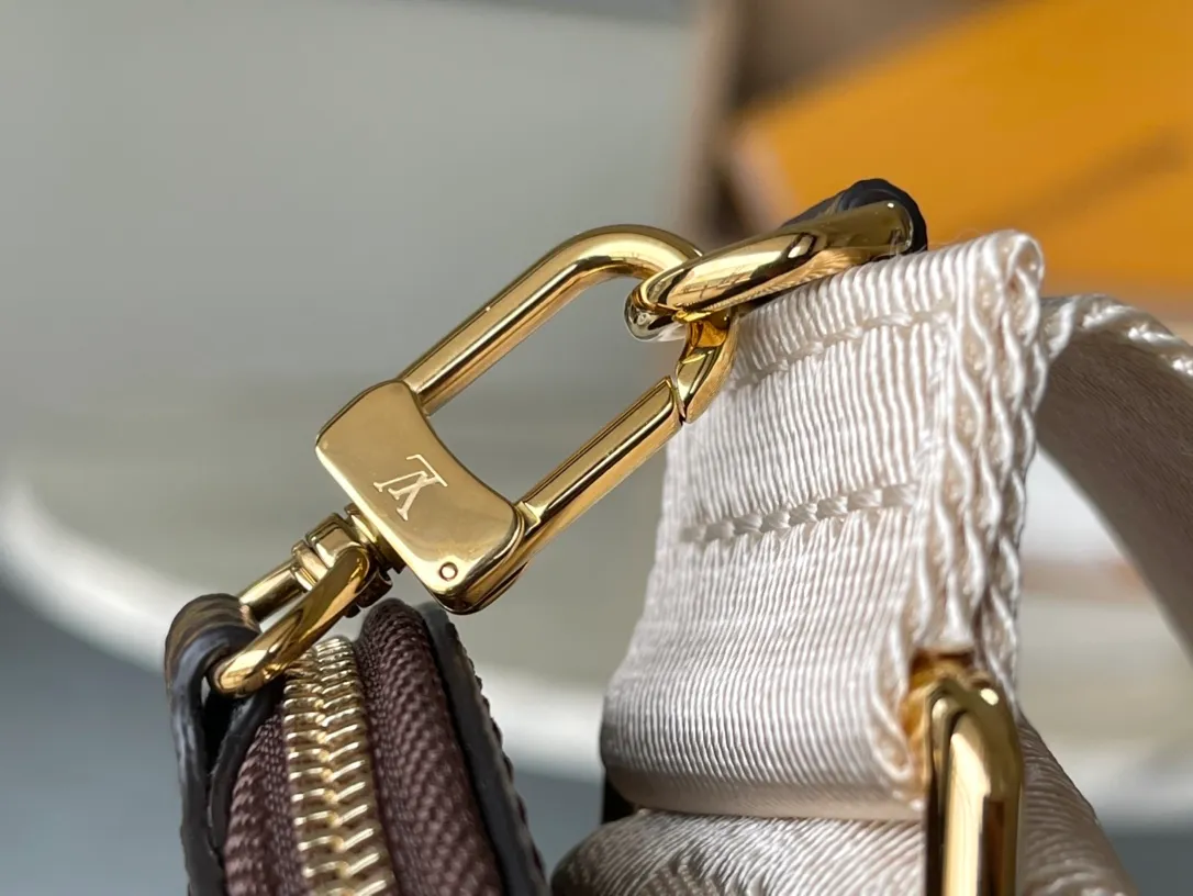 💰860 Top original order M46653 supports counter inspection. The photo taken of duty-free goods is consistent with the product and has not been unpacked. This product is an exclusive duty-free product in the market and is the highest-end product. Inspection is supported. This product has passed strict inspection and is flawless. Please wear gloves when touching the product. This product is not returnable or exchangeable. Please confirm the product first and then remove the label on the handle. This product is temporarily not open to the public, only regular customers, and is in short supply. Dimensions: 25 x 13 x 10 cm